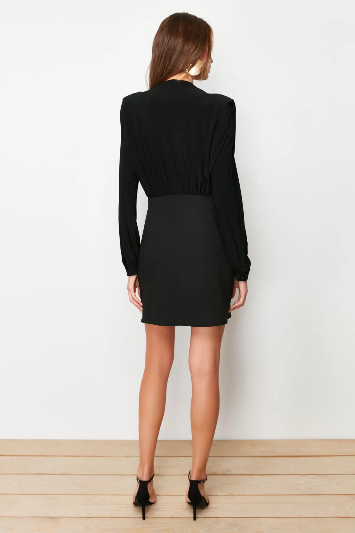 Trendyol Collection  Schwarzes, figurbetontes, wattiertes, gewebtes Kleid mit Knöpfen TWOAW24EL00483