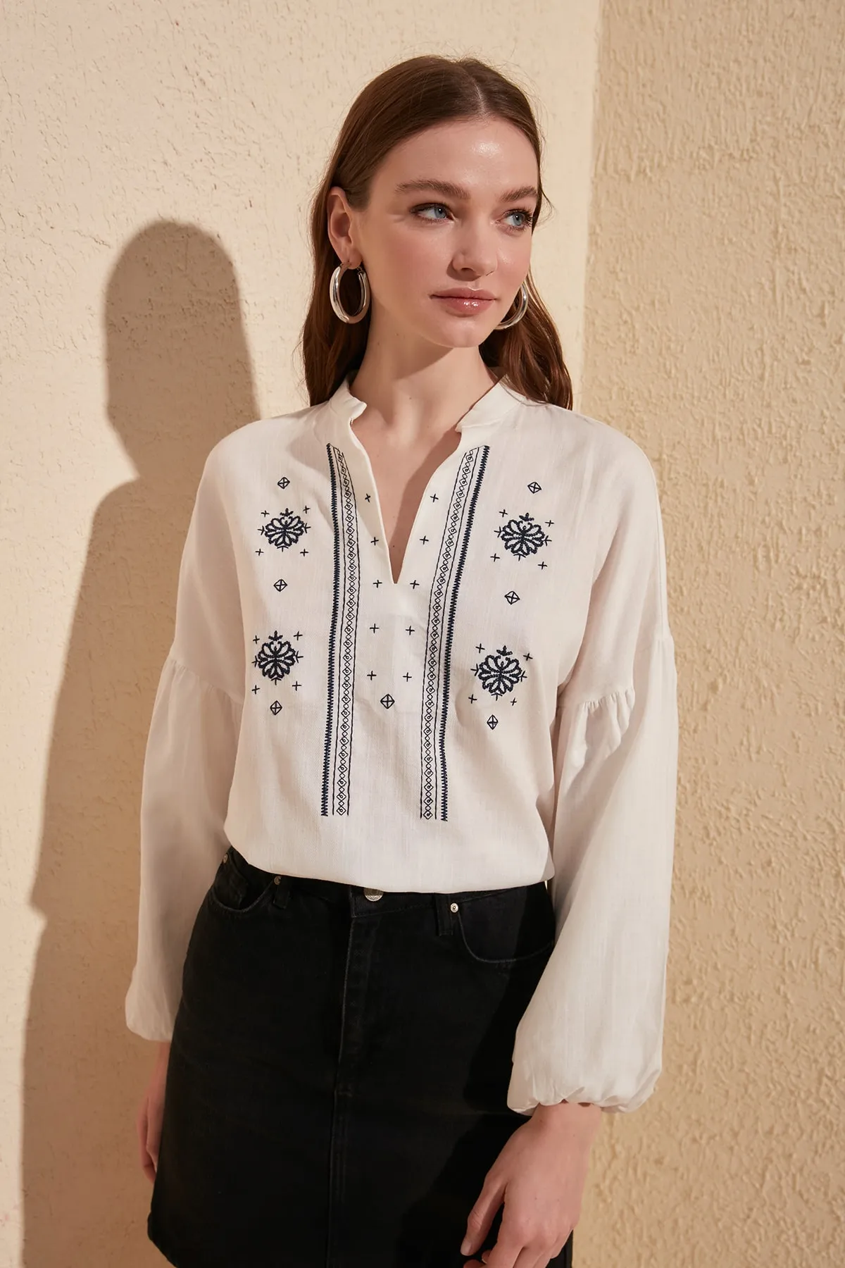 Trendyol Collection  Weiße, bestickte, gewebte Bluse mit Ballonärmeln TWOSS20BZ0284