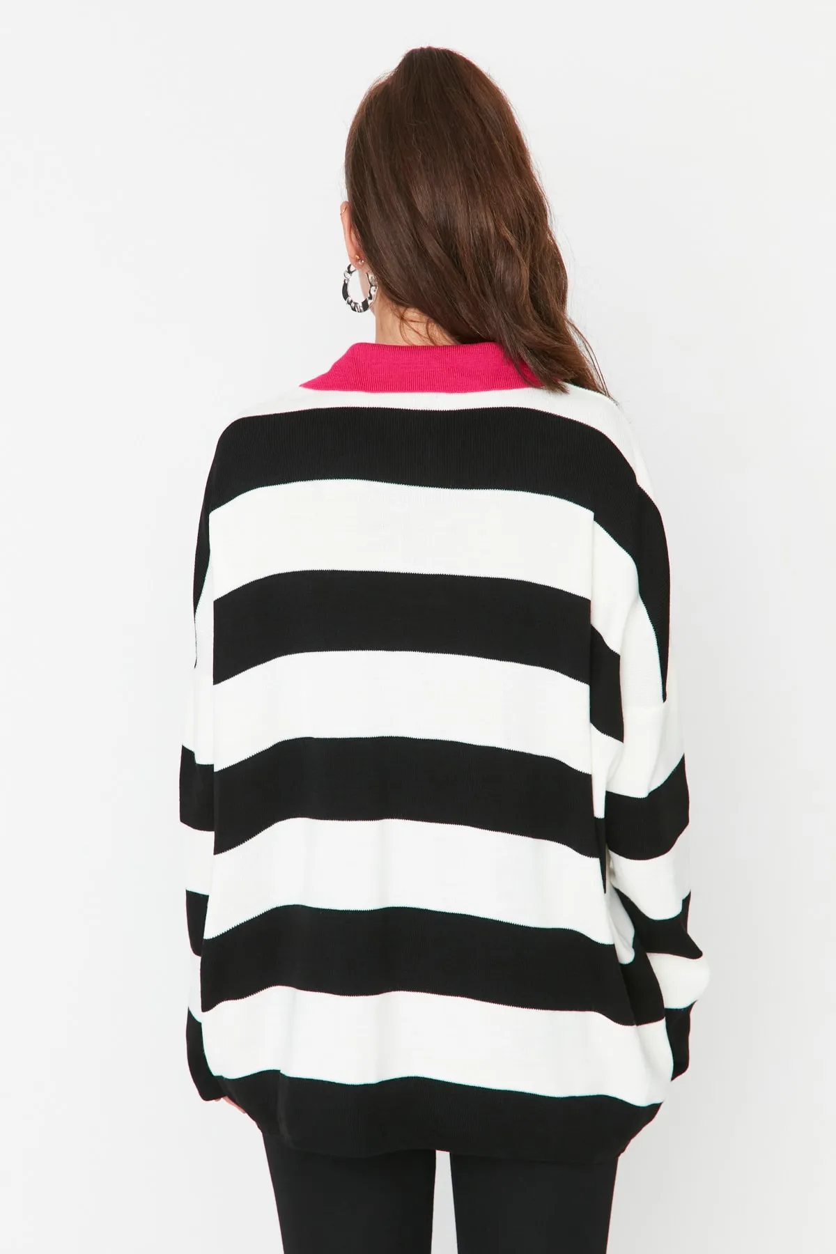 Trendyol Modest  Schwarz gestreifter Strickpullover mit Rollkragen TCTAW23KZ00039