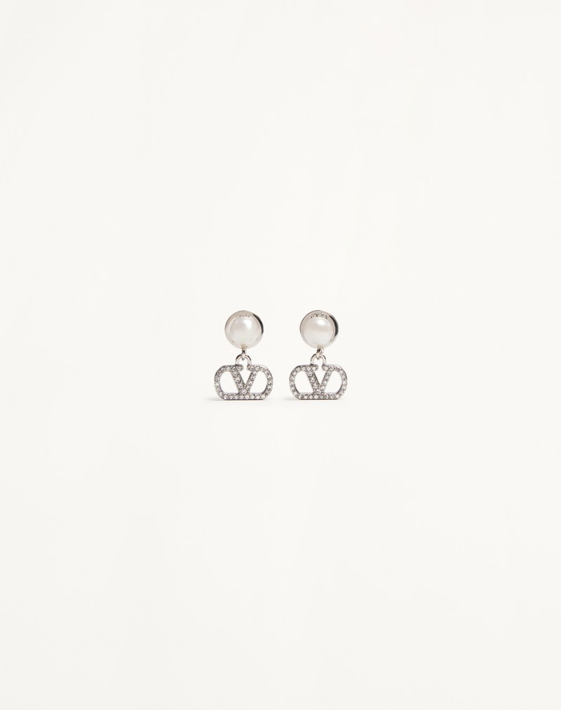 Brincos com a assinatura VLogo em metal, pérolas e cristais Swarovski®
