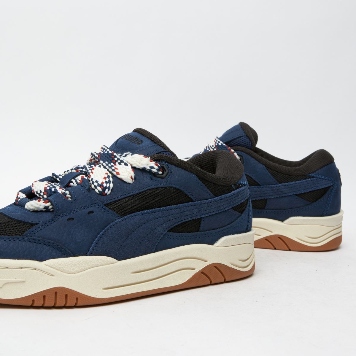 PUMA – 180 marinblå träningsskor med spetsmotiv