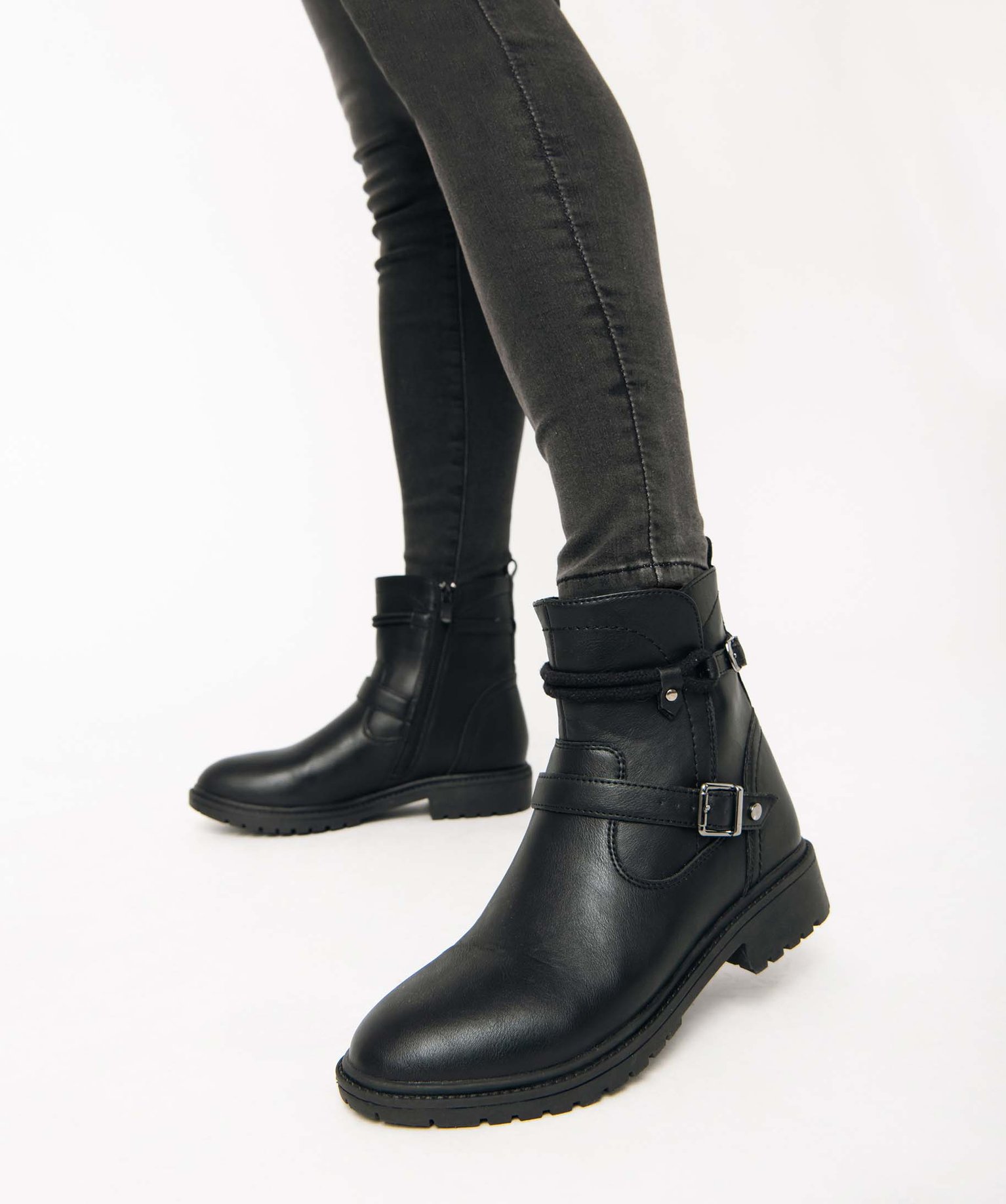 Boots femme unies à brides décoratives et talon large noir | GEMO