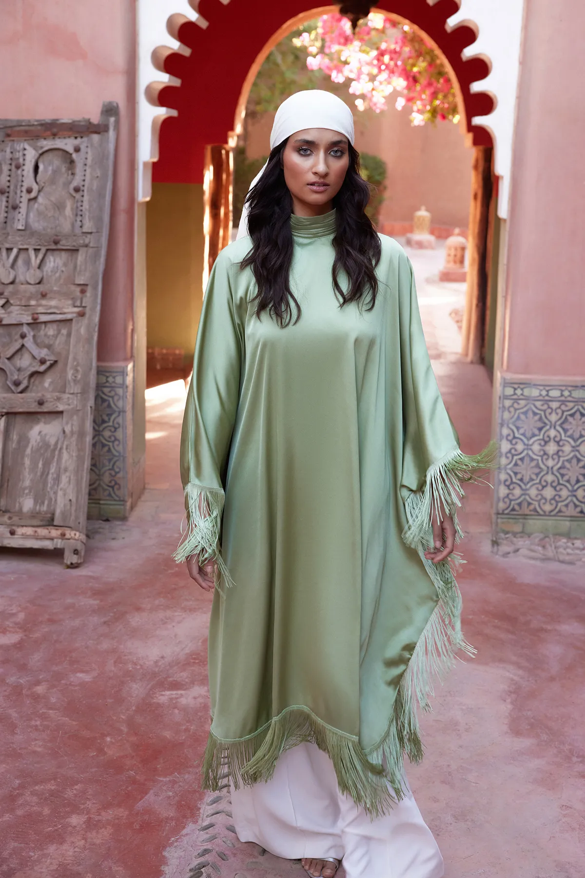 Trendyol Modest  Khakifarbenes Kaftan-Abendkleid aus Satin mit Quasten und Details TCTSS24DB00038