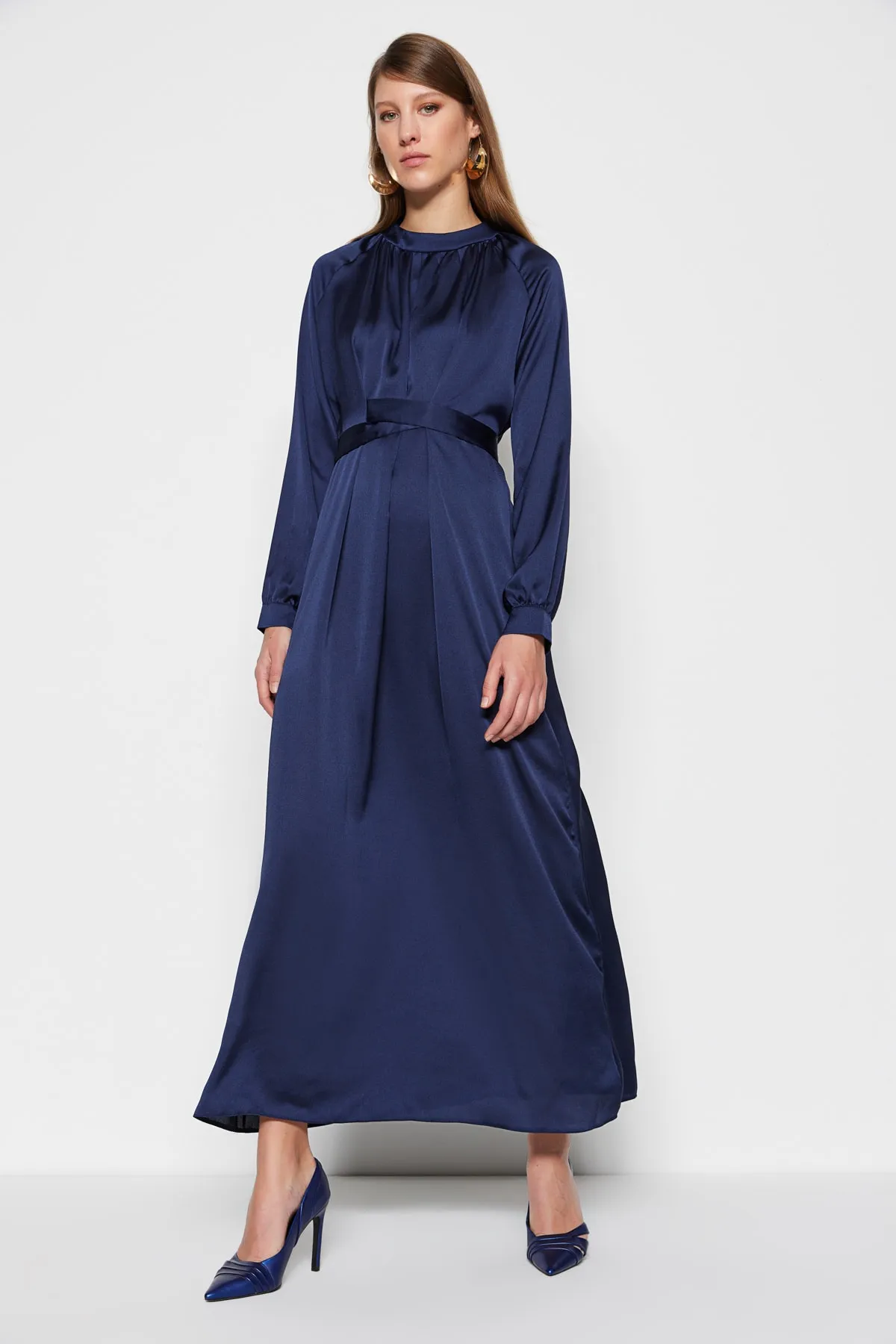 Trendyol Modest  Marineblaues Abendkleid aus Satin mit Gürtel in der Taille TCTSS23DB00038