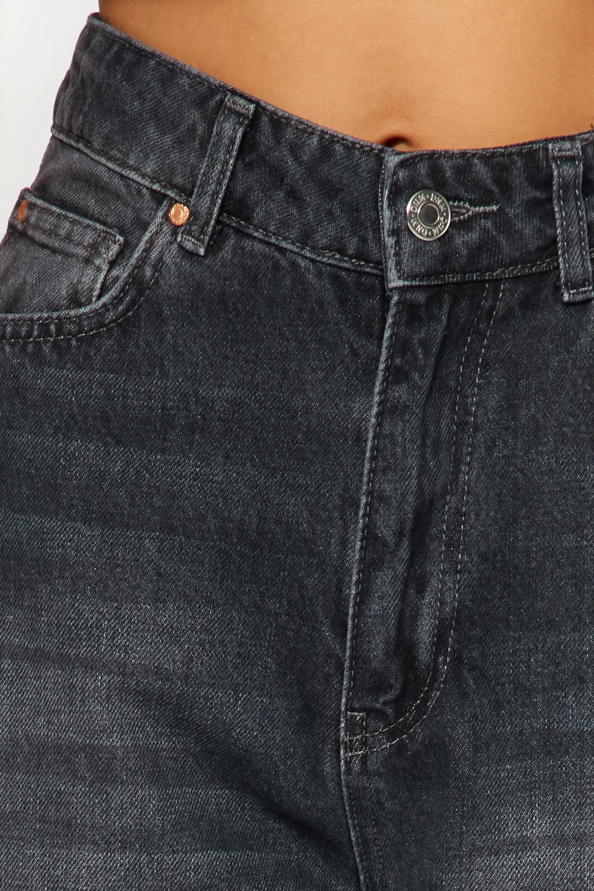 Trendyol Collection  Schwarze Mom-Jeans mit hoher Taille TWOSS24JE00026