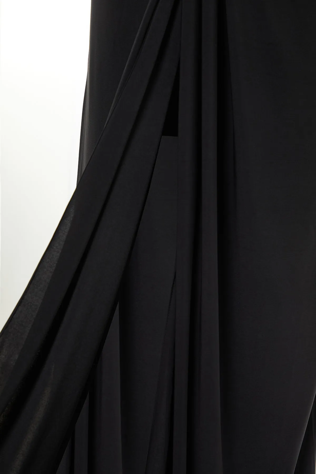 Trendyol Curve  Schwarzes, gestricktes, drapiertes, detailliertes Abendkleid TBSSS22AD00000