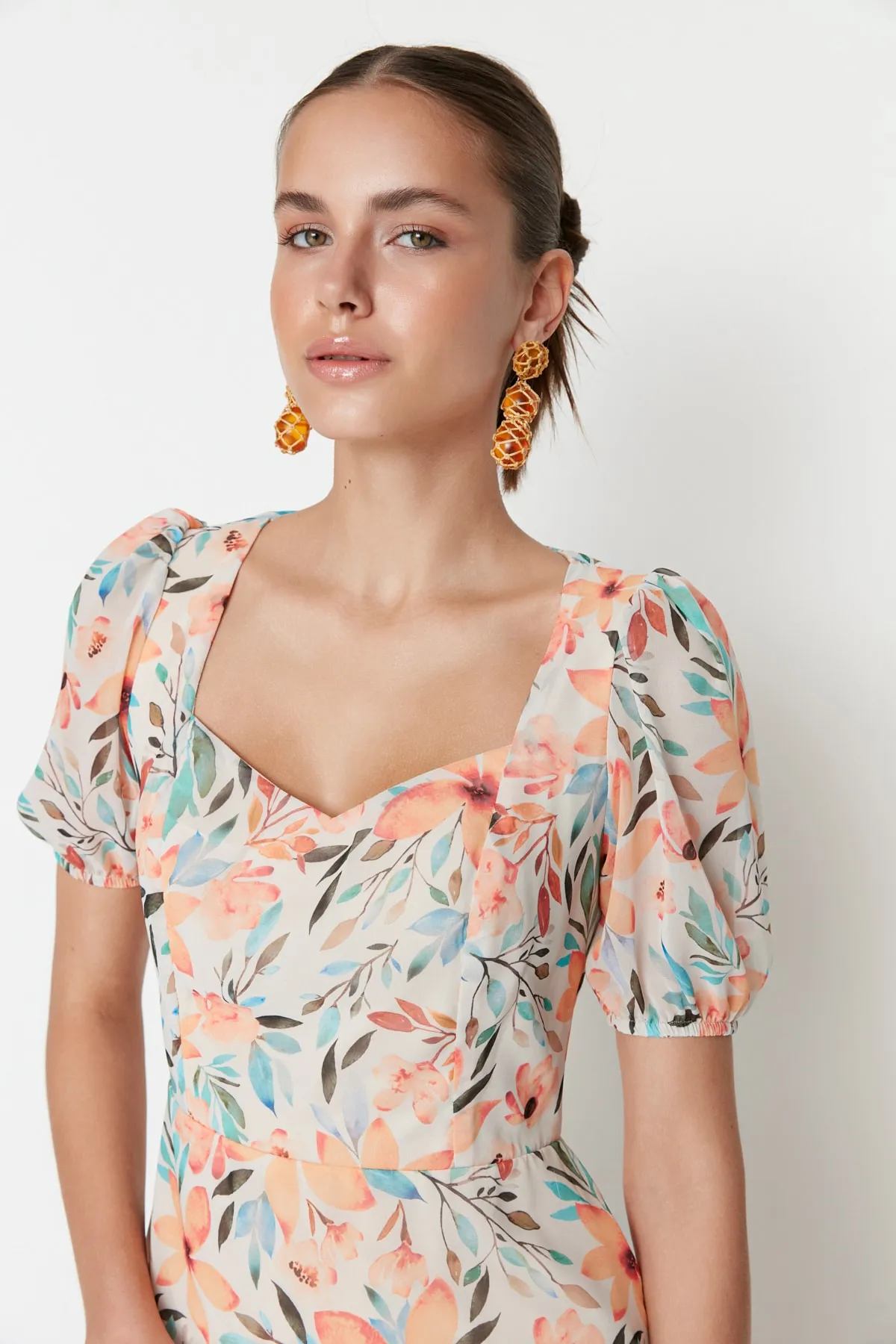 Trendyol Collection  Ecrufarbenes, florales A-Linien-Minikleid aus Chiffon mit Futter TWOSS22EL2168