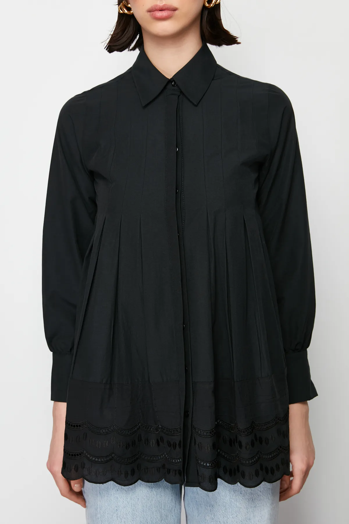 Trendyol Modest  Schwarzes Hemd aus gewebter Baumwolle mit Stickereidetails TCTSS24TG00017