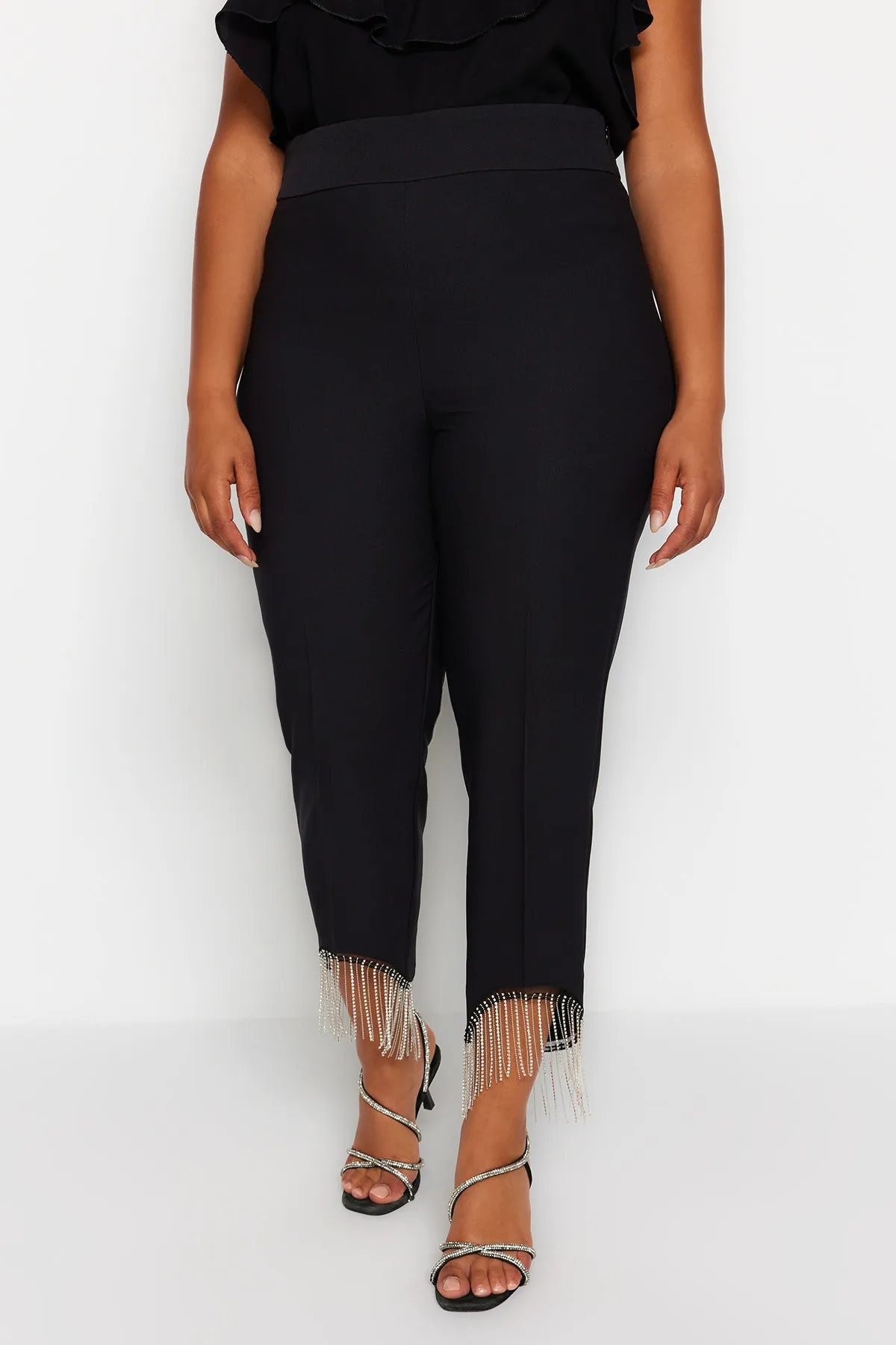 Trendyol Curve  Schwarze gewebte Hose mit Steindetail am Bein TBBSS23AR00041