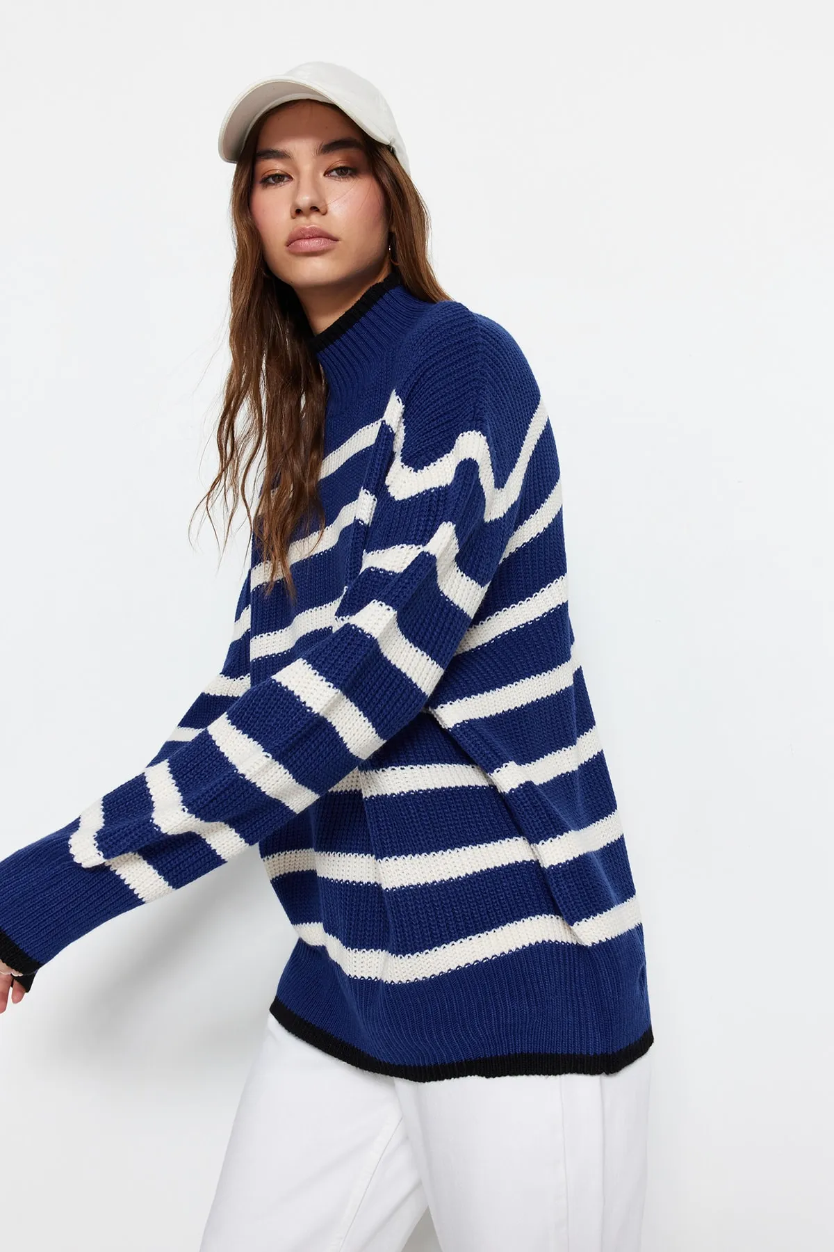 Trendyol Collection  Blauer, gestreifter Strickpullover mit weiter Passform TWOAW23KZ01446