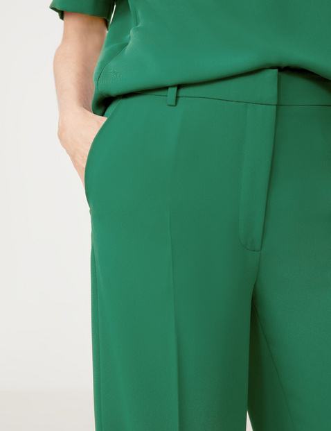 Fließende Hose mit Bügelfalten