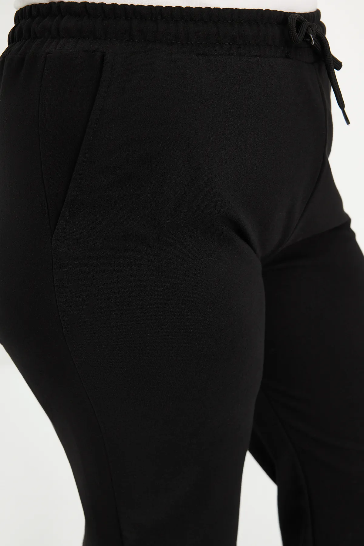 Trendyol Curve  Schwarze, detaillierte, dünne Strick-Jogginghose mit Schlitz TBBAW24AJ00006