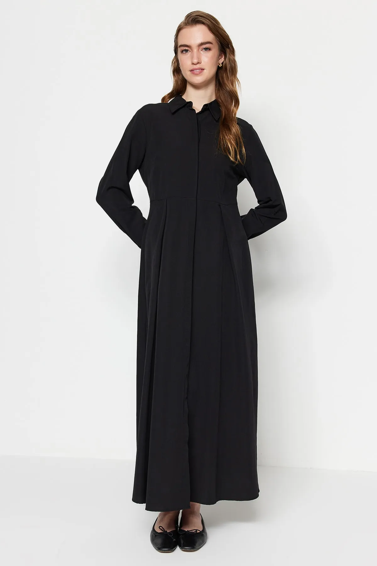 Trendyol Modest  Schwarzes Hemdblusenkleid aus gewebter Baumwolle mit versteckter Knopfleiste und Bindedetail auf der Rückseite TCTSS23EB00082