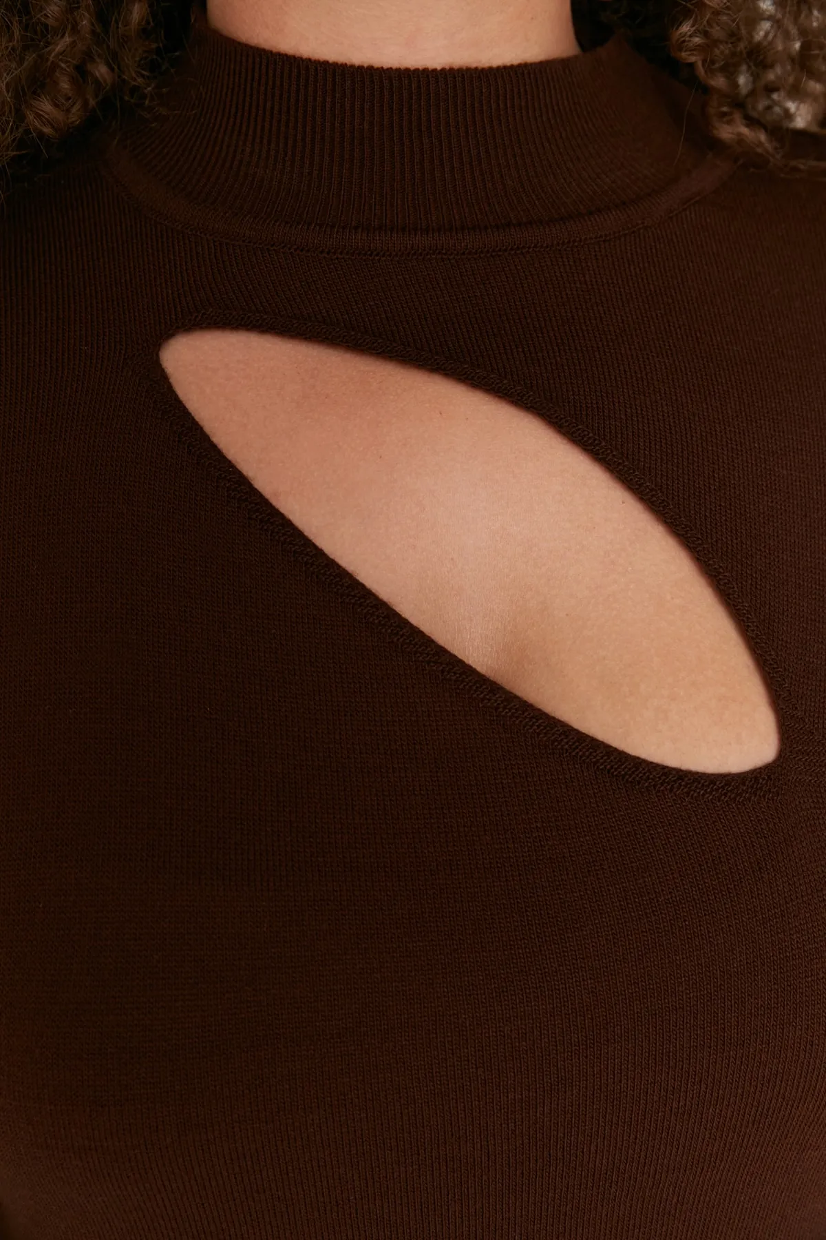 Trendyol Curve  Braunes, detailliertes Strickober- und -unterteil-Set mit Cut-Outs