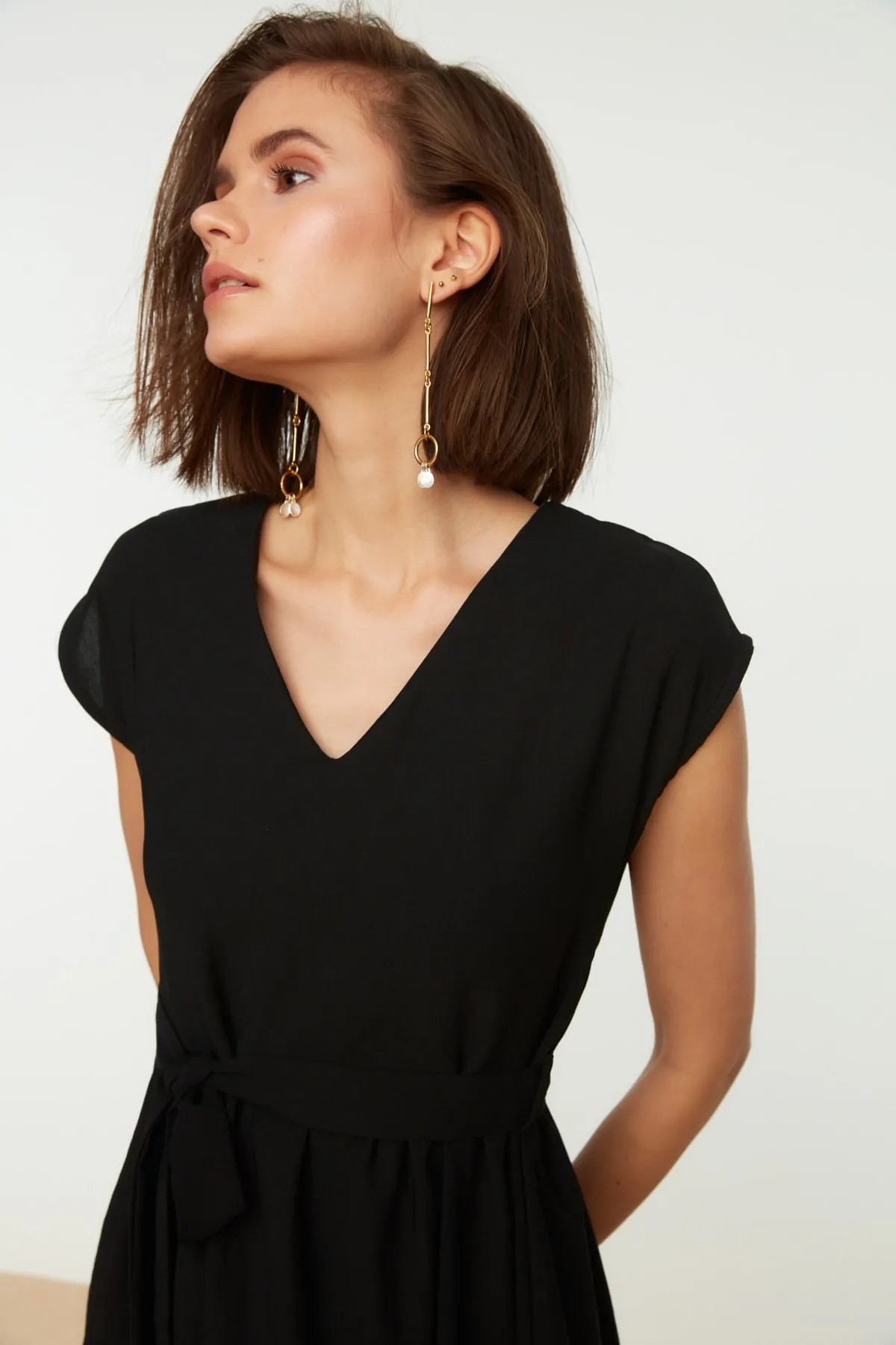 Trendyol Collection  Schwarzes Mini-Webkleid mit Gürtel und Taillenöffnung TWOSS20EL0628