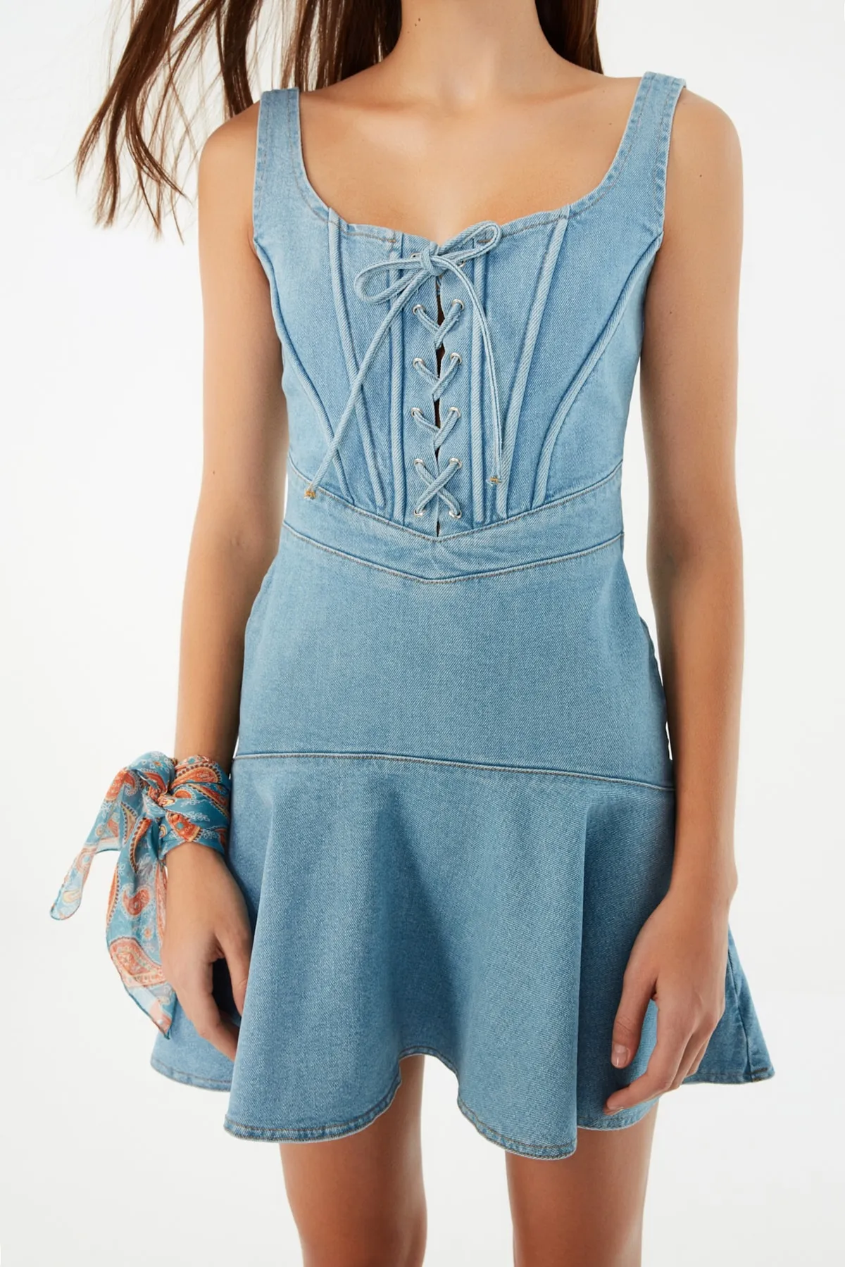 Trendyol Collection  X Zeynep Tosun Denim-Kleid mit blauem Rock, Spitze und Details TPRSS22EL2864