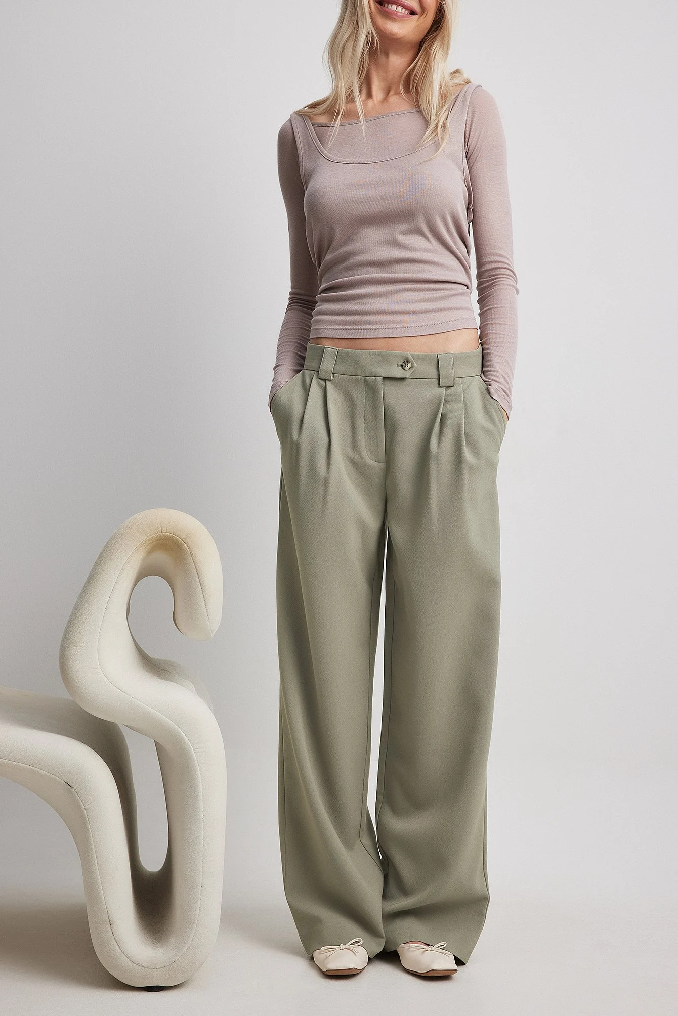 Anzughose mit mittelhoher Taille und Taschendetail