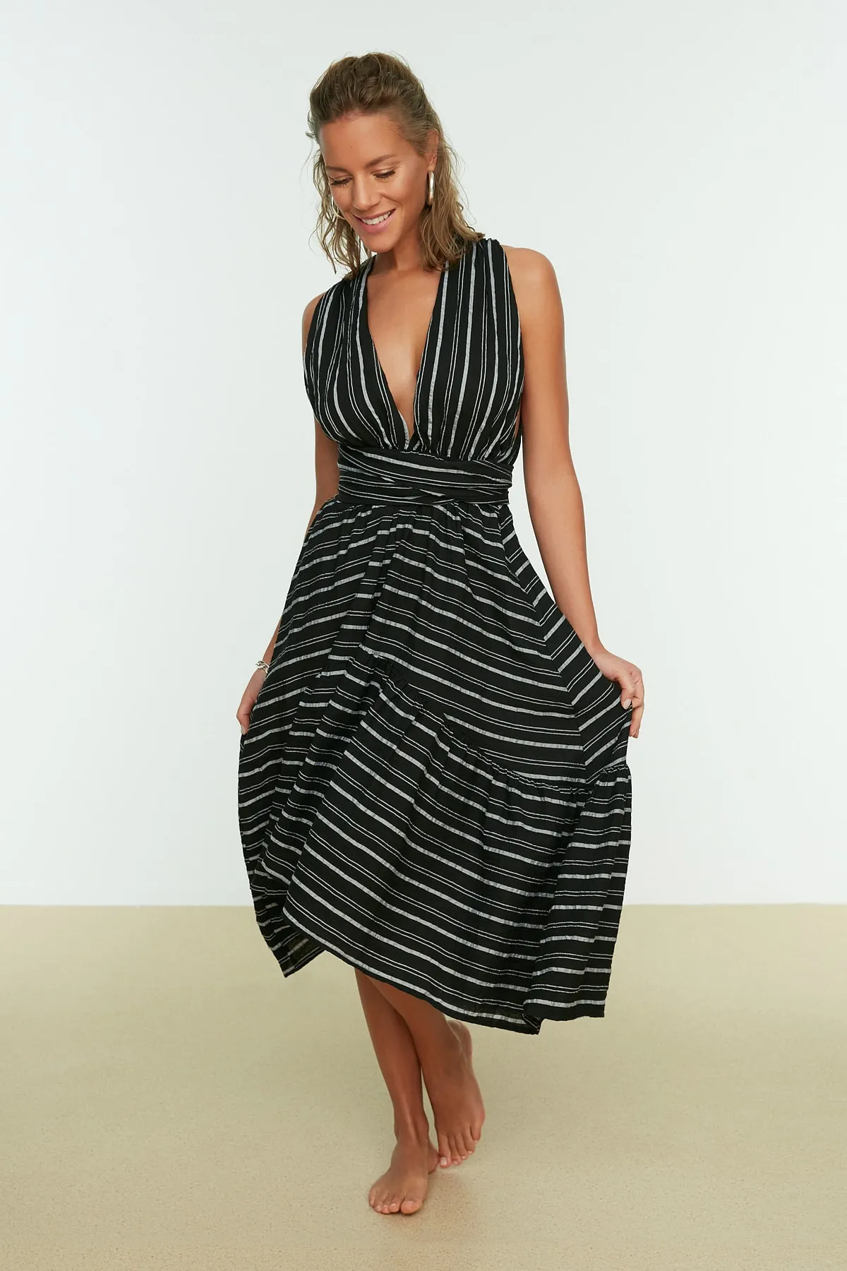 Trendyol Collection  Schwarz gestreiftes, gewebtes Strandkleid mit Krawattendetails TBESS21EL3640