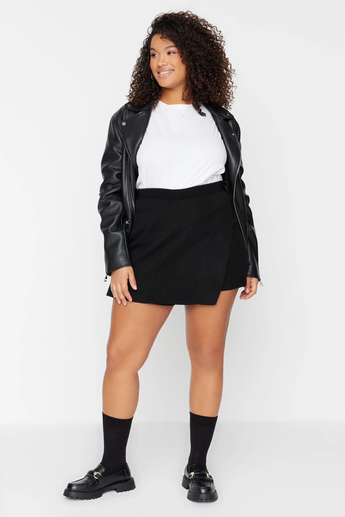 Trendyol Curve  Schwarze Strickshorts im Rock-Look