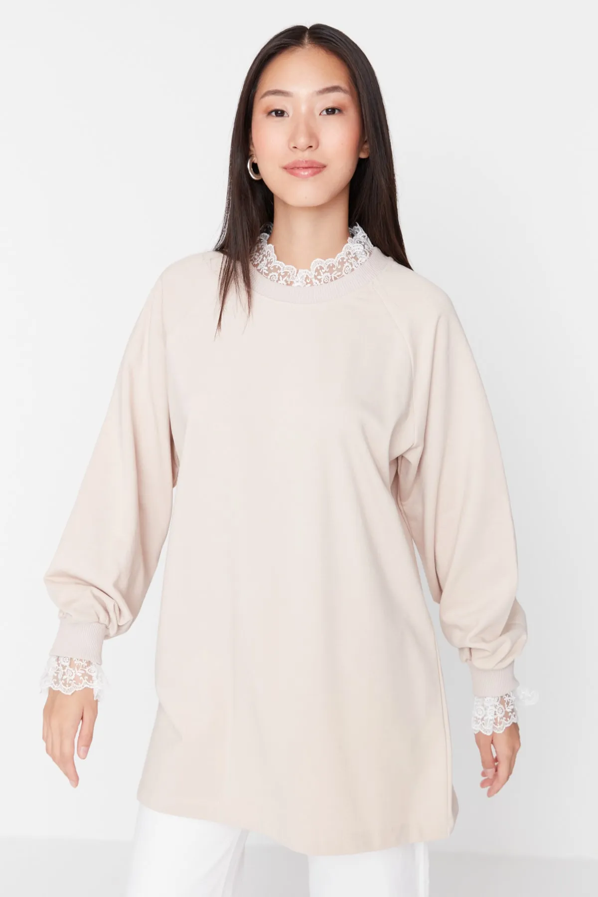Trendyol Modest  Beige Stricktunika mit Spitzenkragen TCTAW23UK00055