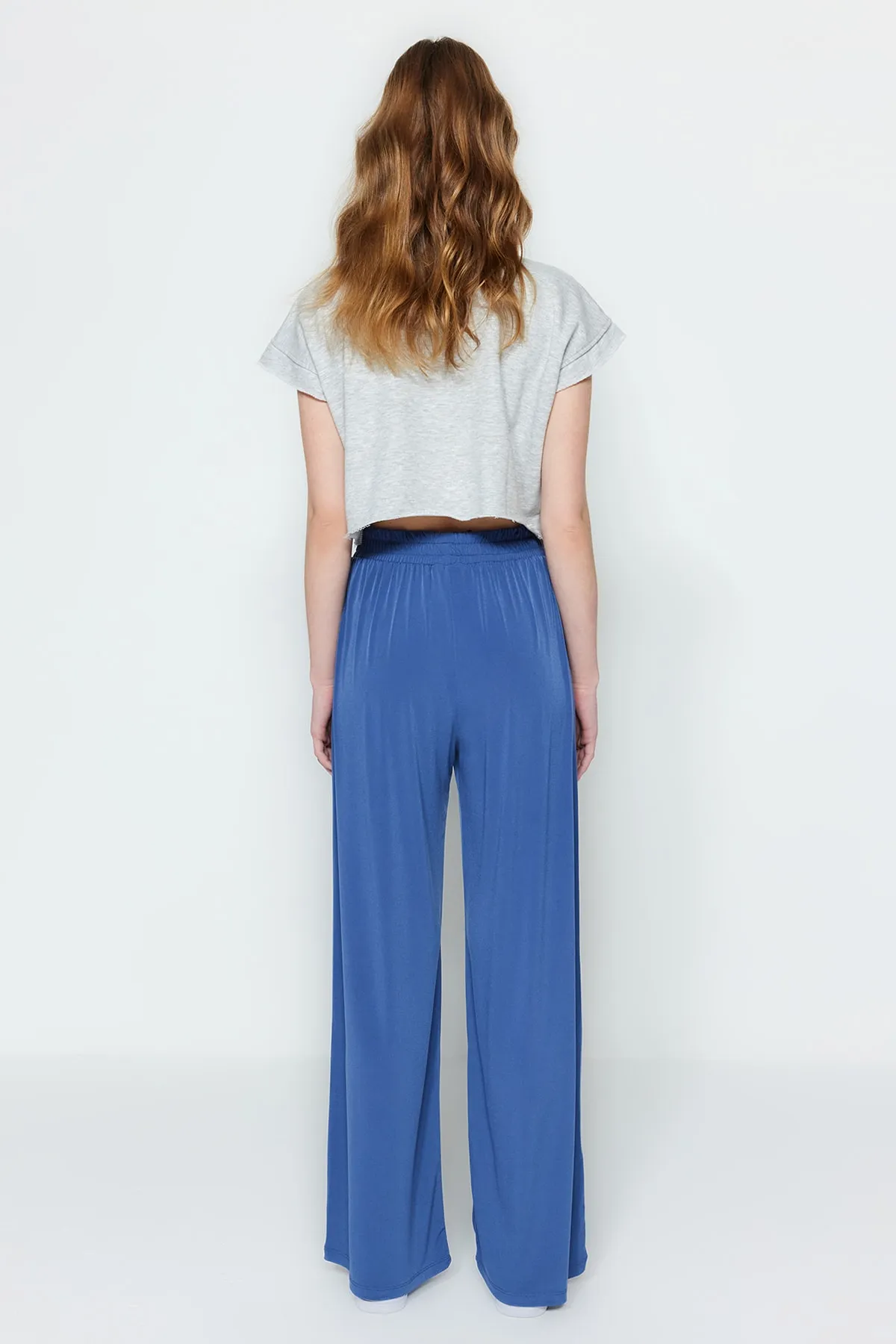 Trendyol Collection  Indigofarbene, dehnbare Strickhose mit weitem Bein und hoher Taille TWOSS23PL00129