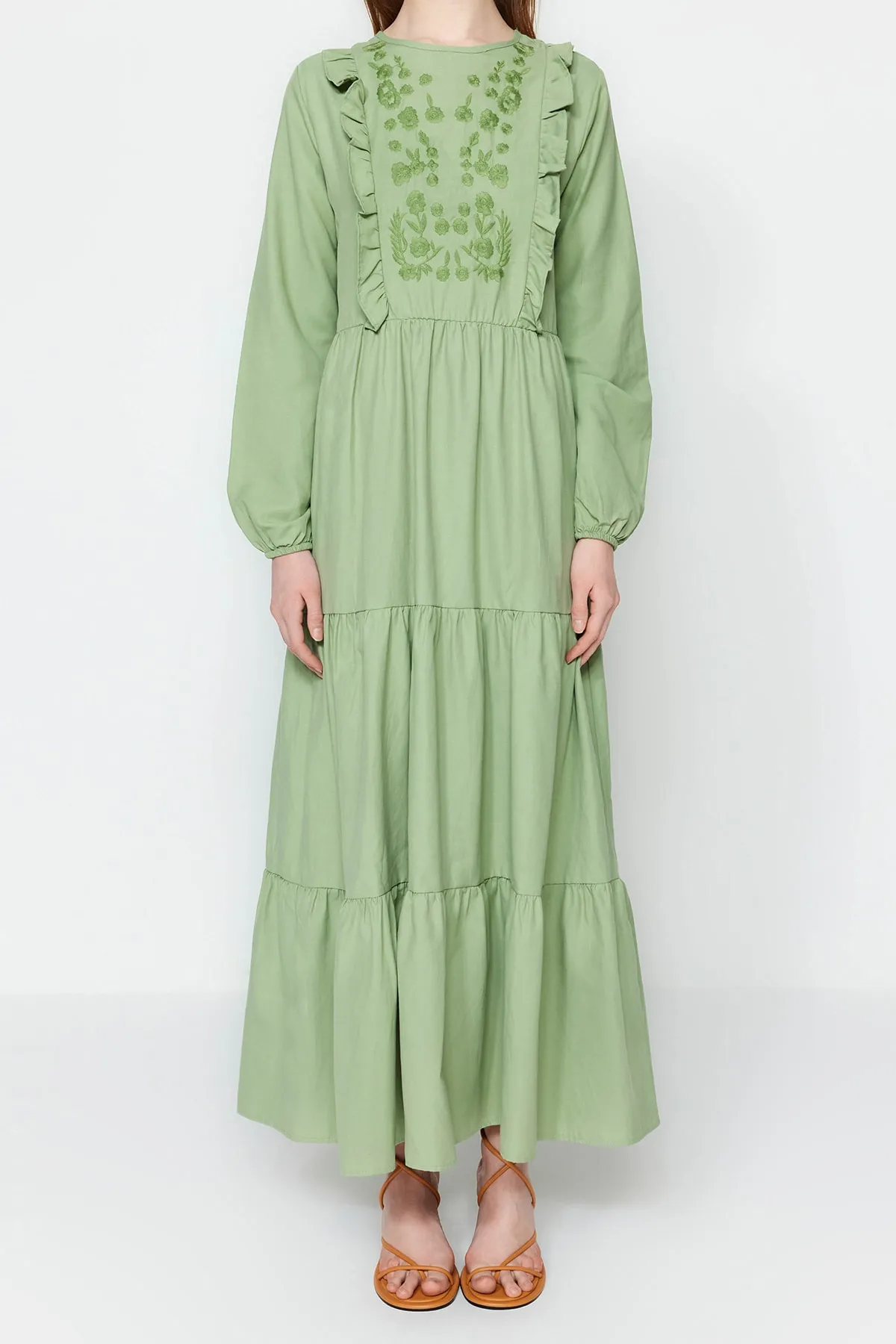 Trendyol Modest  Khakifarbenes, besticktes Webkleid mit Rüschendetail TCTSS22EB0004