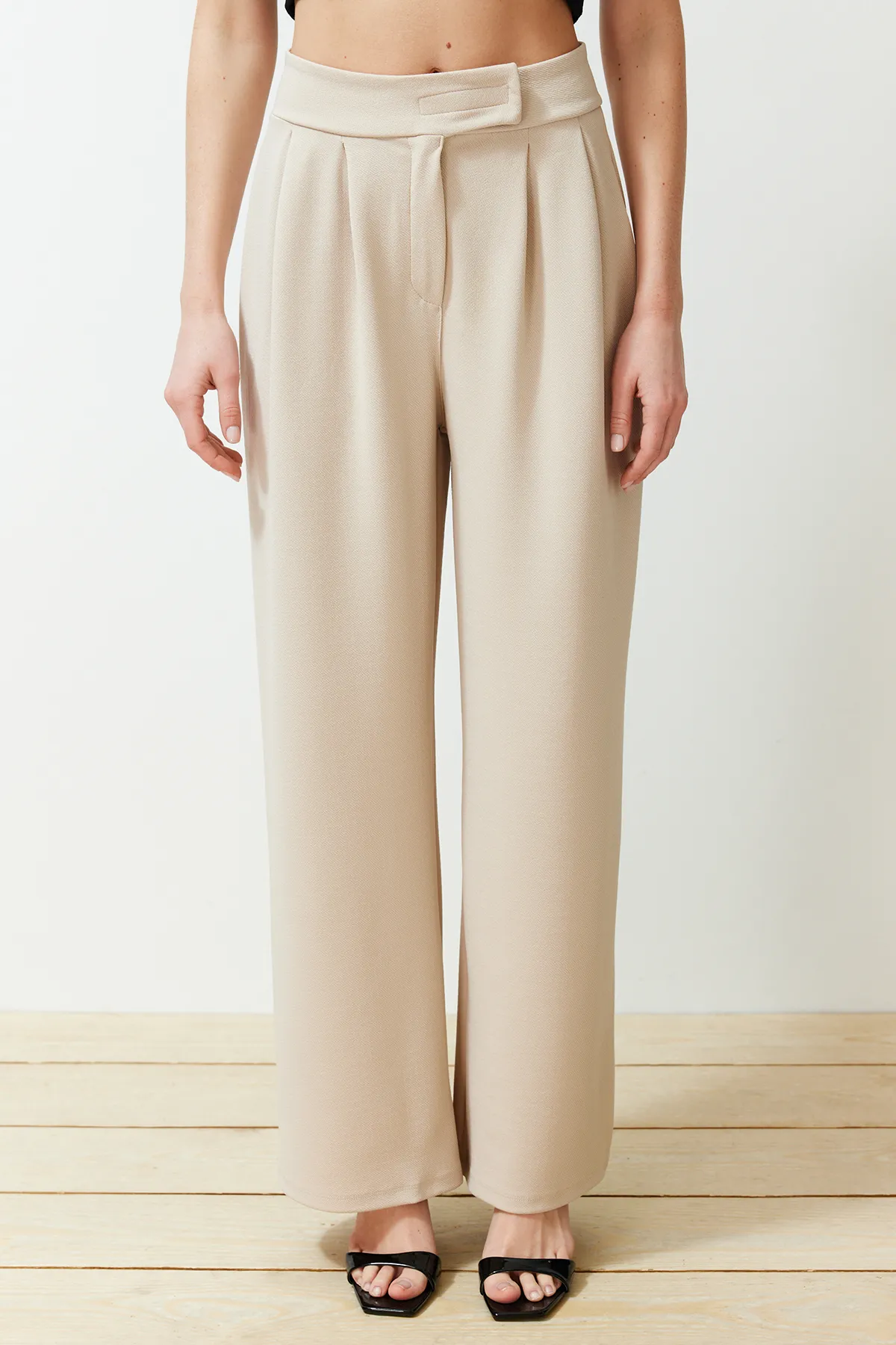 Trendyol Collection  Steinfarbene Strickhose mit hohem Bund, weitem Bein und Klettverschluss, Faltenwurf, TWOAW24PL00177