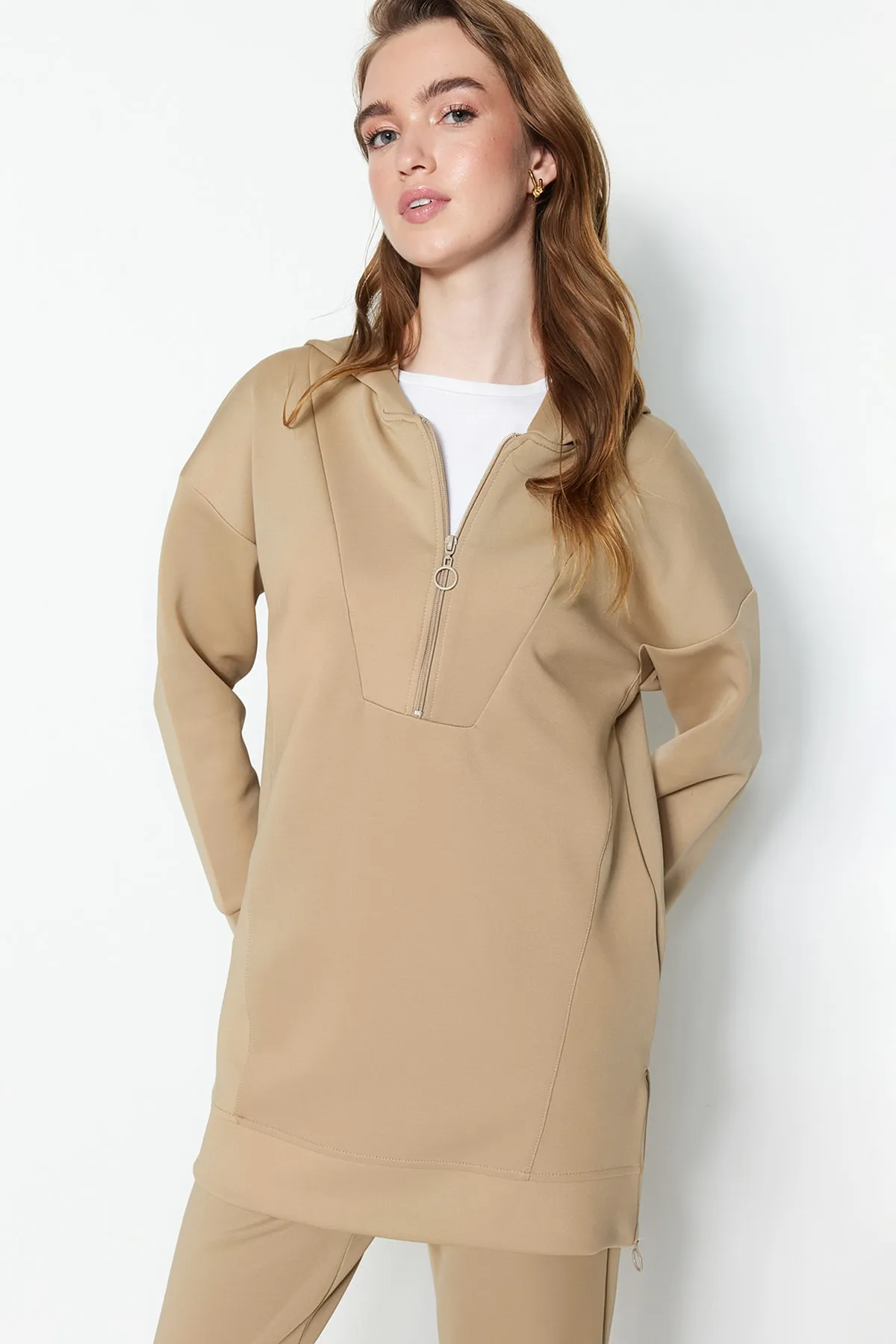 Trendyol Modest  Cremefarbener Trainingsanzug mit Reißverschluss vorne und weicher Struktur aus Scuba-Strick TCTSS23EN00005