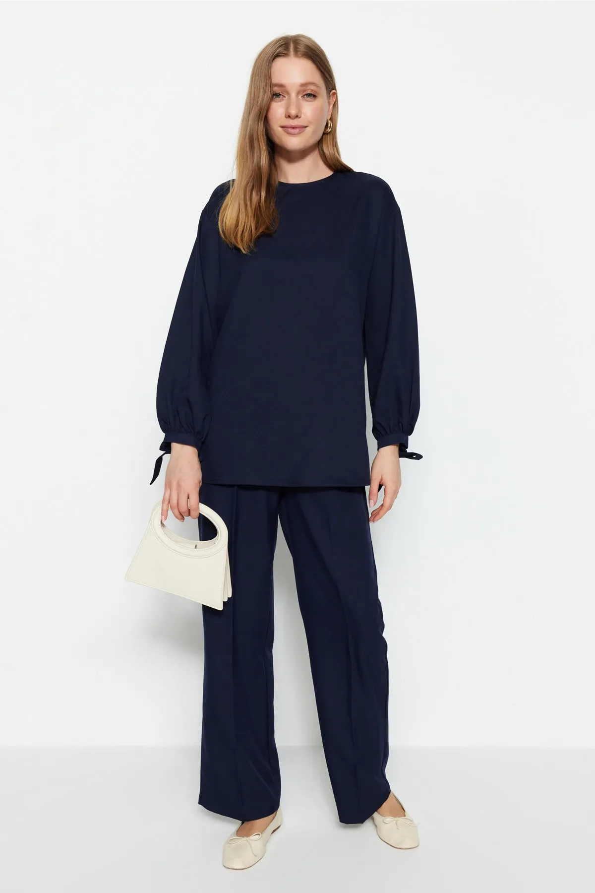 Trendyol Modest  Marineblaues Tunika-Hosen-Set aus geripptem, genähtem gewebtem Krepp TCTSS23US00028