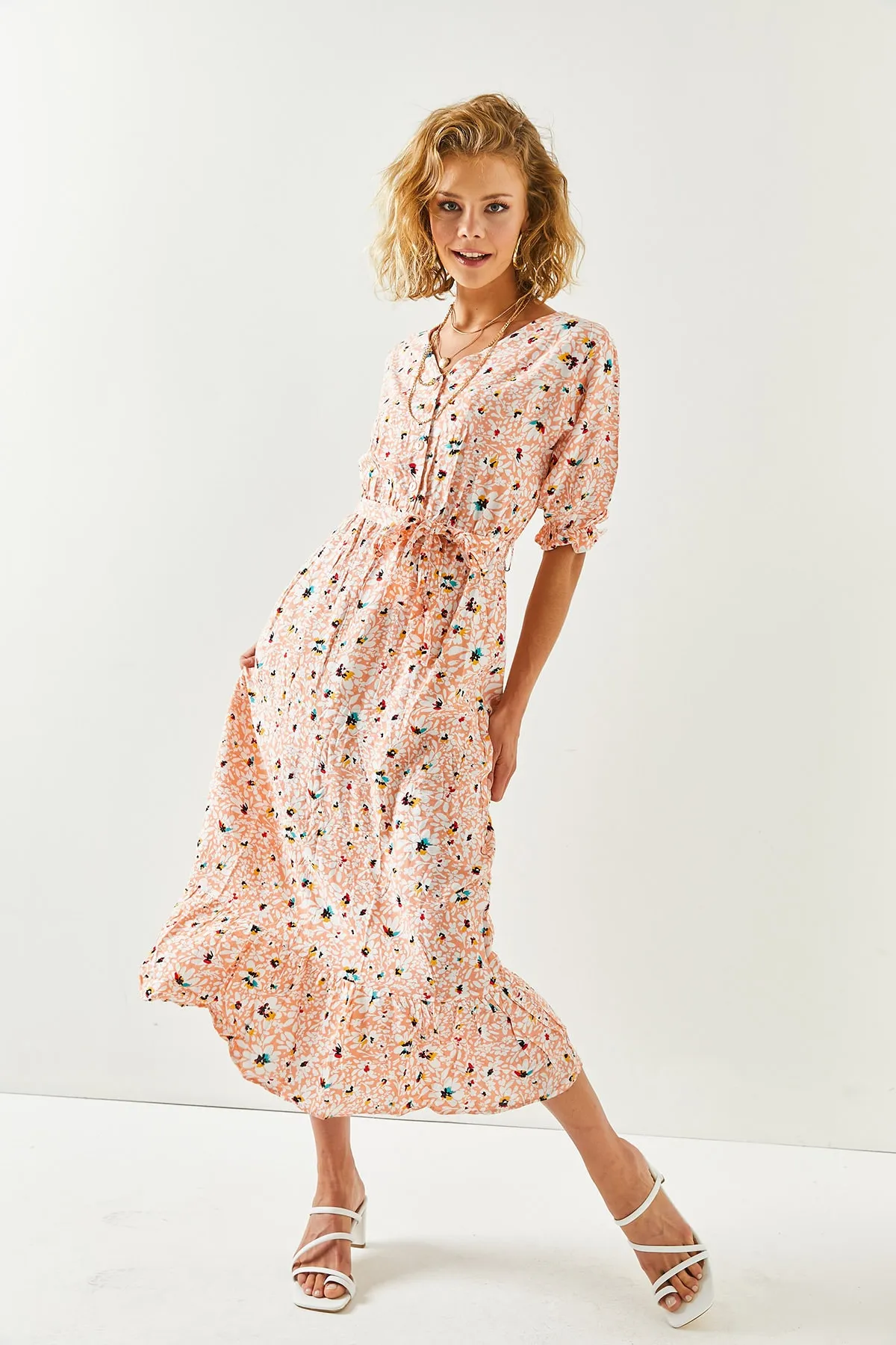 Olalook  Lachsweißes Damenkleid aus gewebter Viskose mit Knöpfen und Gürtelärmeln ELB-19001524