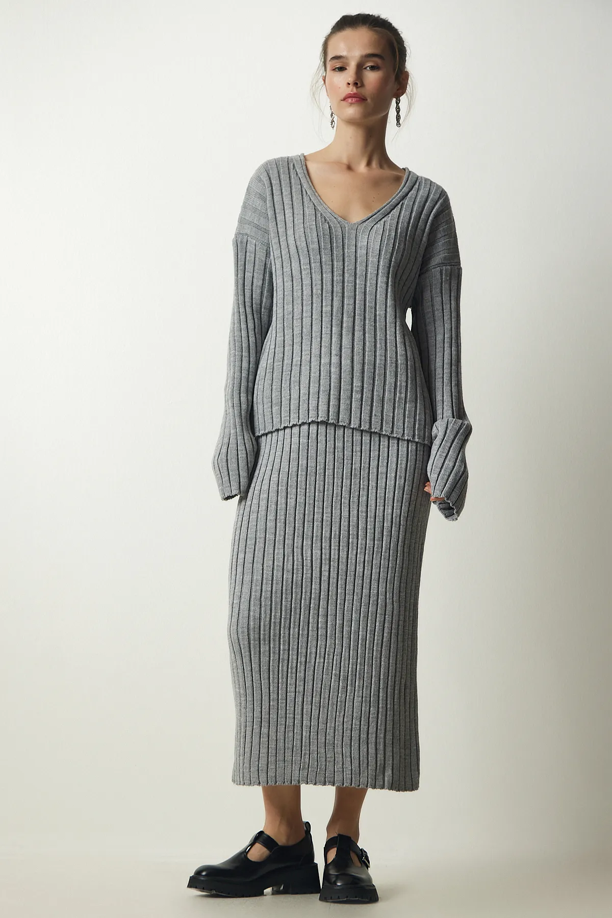 Happiness İstanbul  Graues Strickwaren-Set mit geripptem Pullover und Rock für Damen YY00188