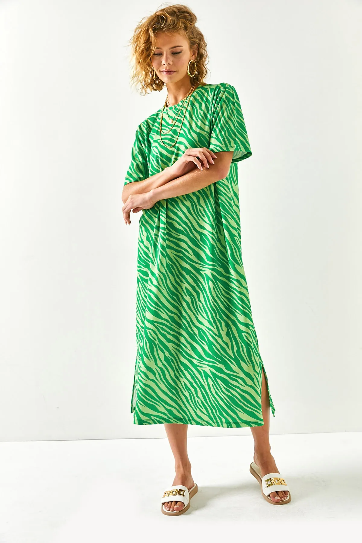 Olalook  Viskosegrünes, seitlich geschlitztes Oversize-Baumwollkleid für Damen ELB-19001880