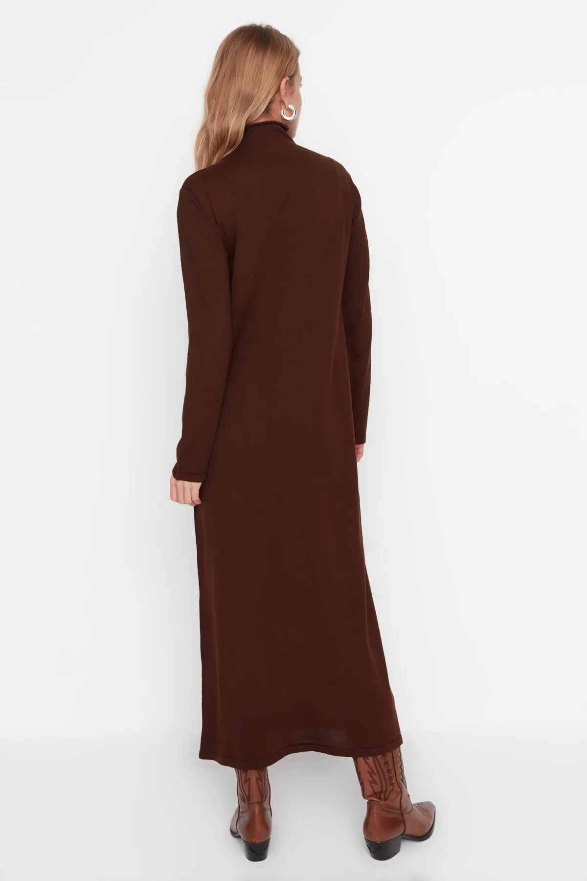 Trendyol Modest  Braunes Rollkragen-Strickkleid TCTAW23EB00001
