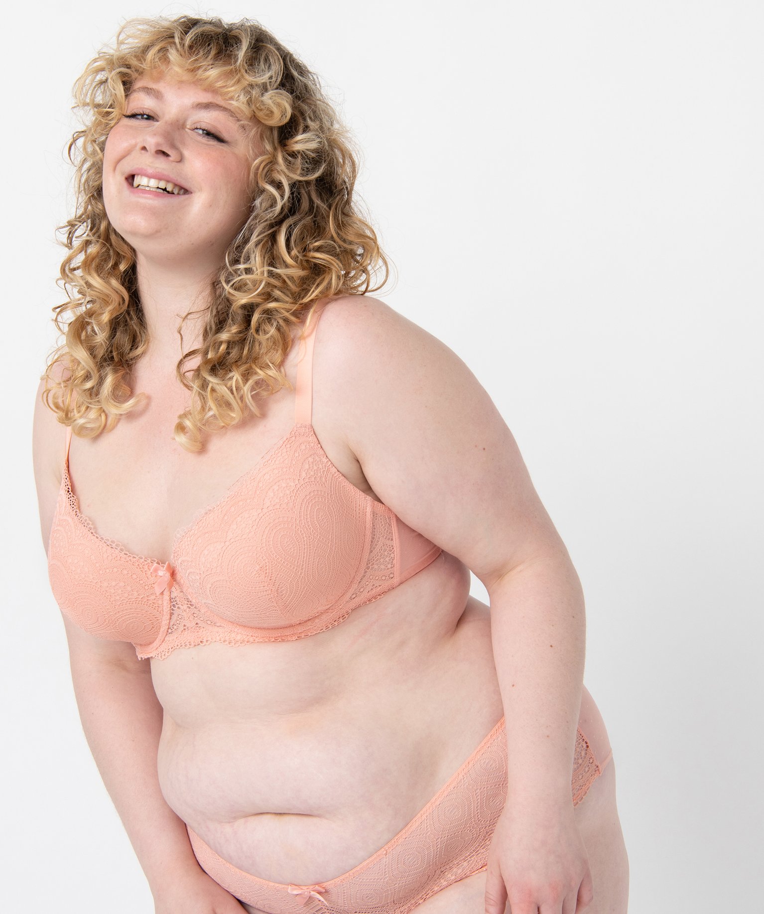 Soutien-gorge grande taille à armatures et coques fines rose | GEMO