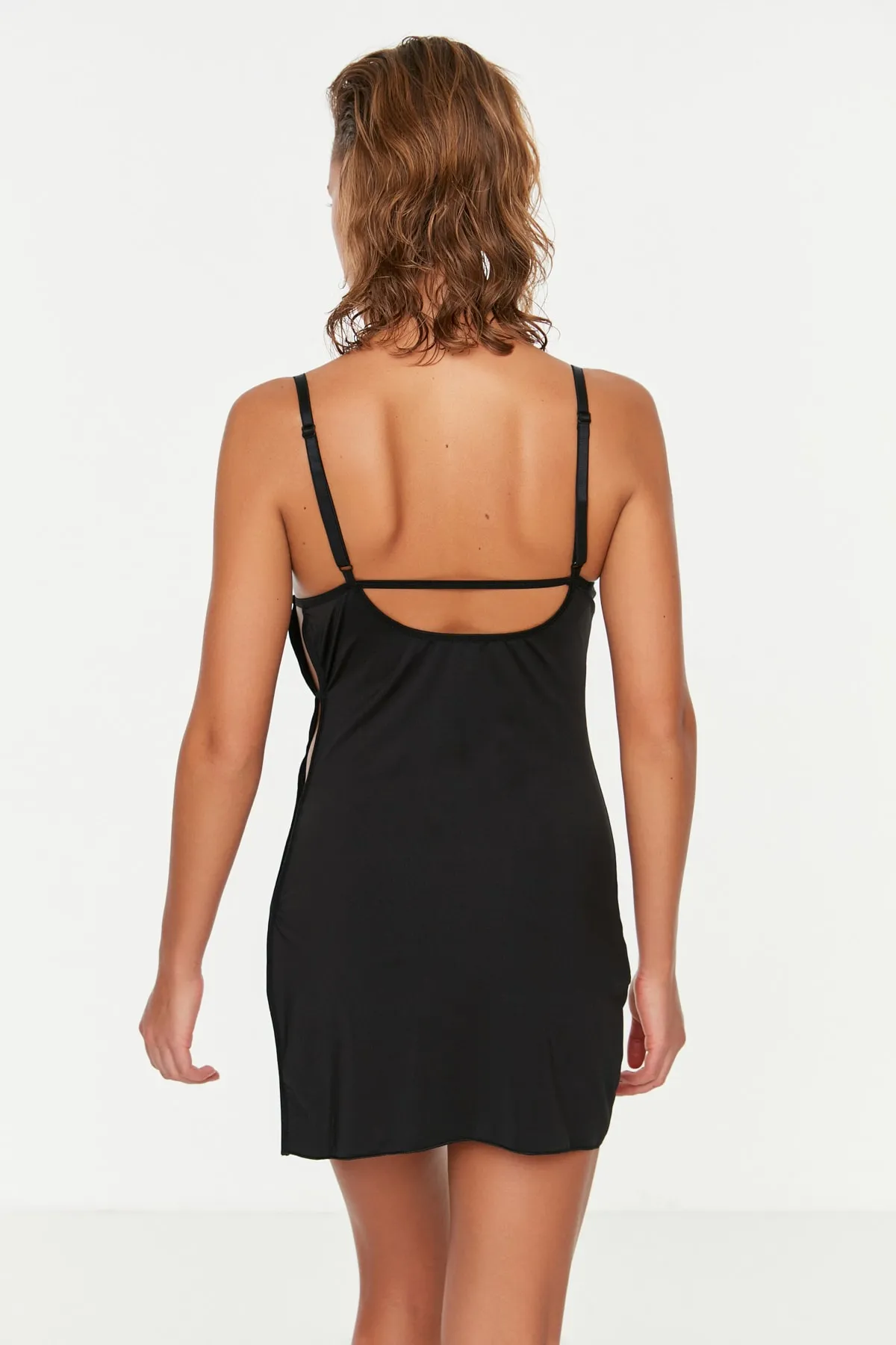 Trendyol Collection  Schwarzes Babydoll aus Strick mit Fenster/Ausschnitt und Seilriemen THMAW22LL0025