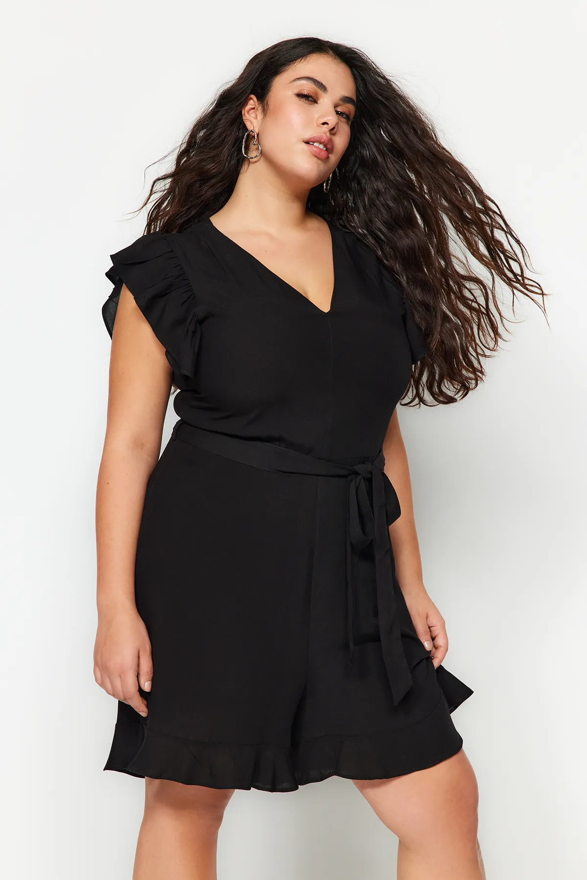 Trendyol Curve  Schwarzer gewebter Overall mit Gürtel TBSSS22TU0184