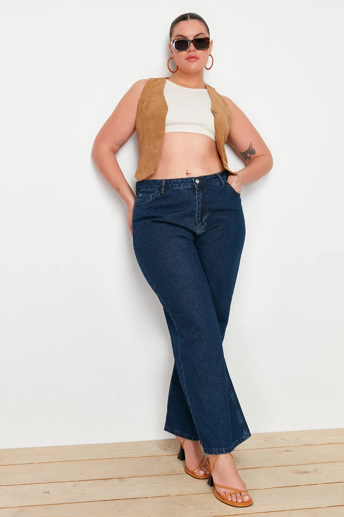 Trendyol Curve  Indigofarbene, weit geschnittene Jeans mit hoher Taille TBBAW23CJ00020