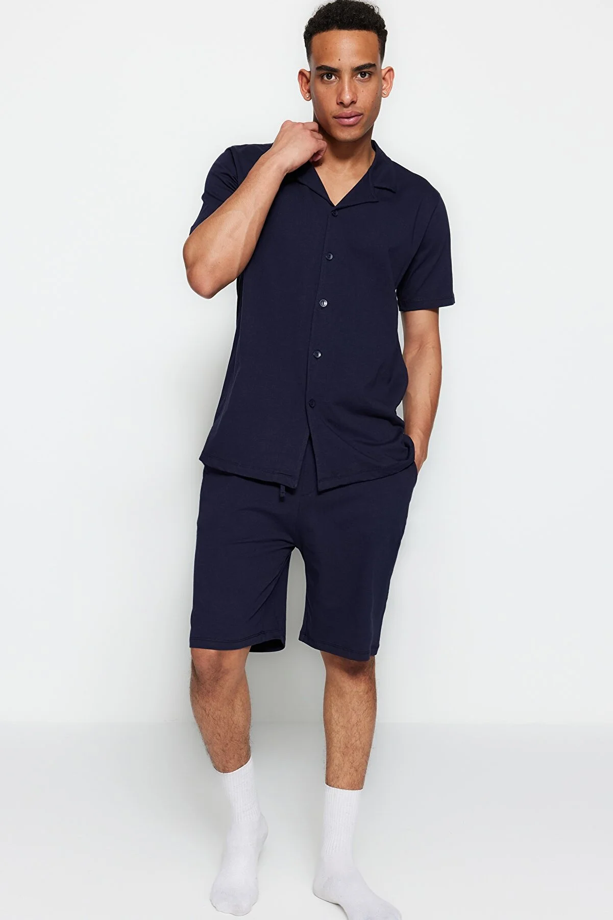 Trendyol Collection  Marineblaues Unisex-Pyjama-Set mit Shorts und Apache-Kragen in normaler Passform TMNSS23PT00007