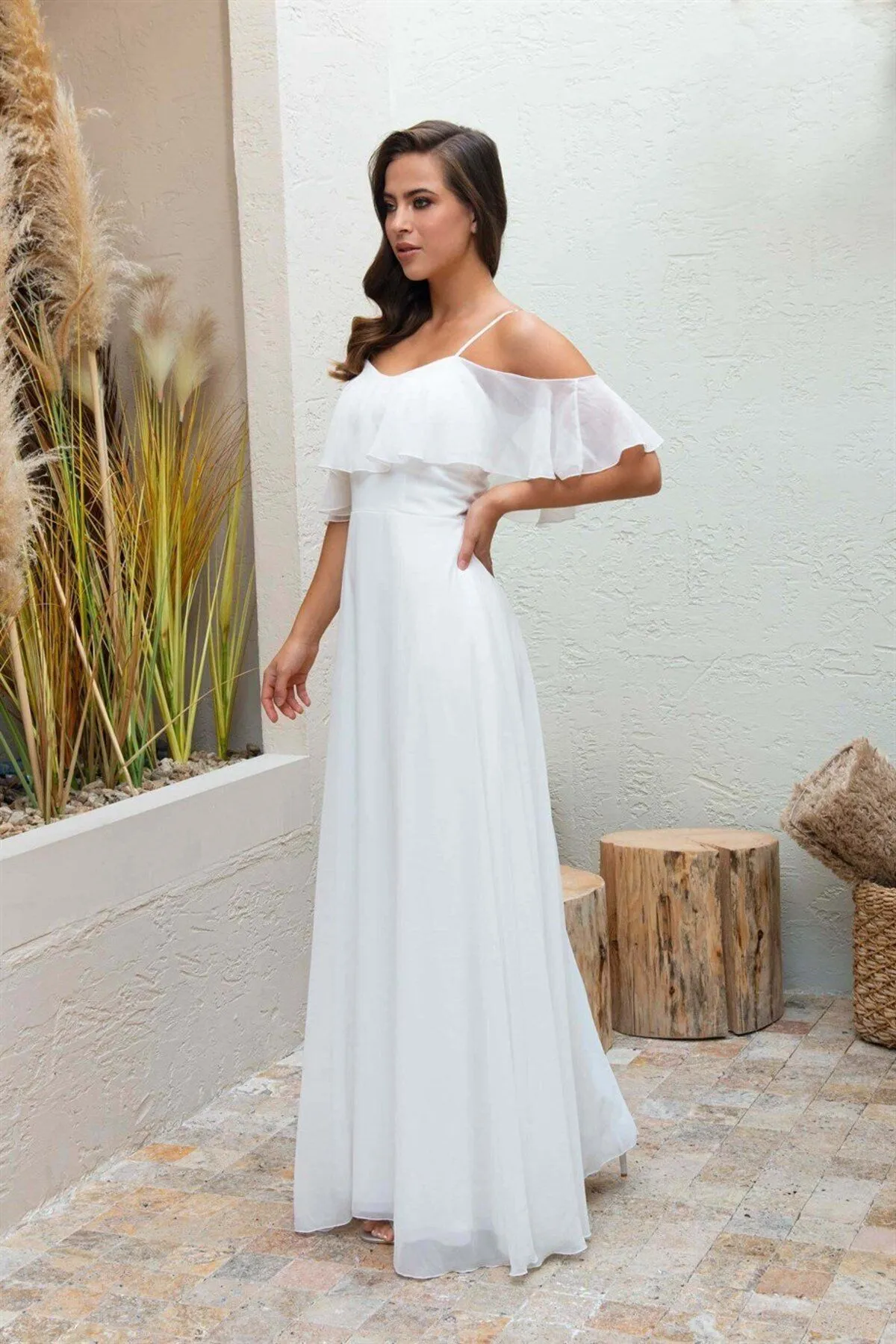 Carmen  Ecrufarbenes, langes Brautkleid mit Trägern und Kleid für Outdoor-Shootings