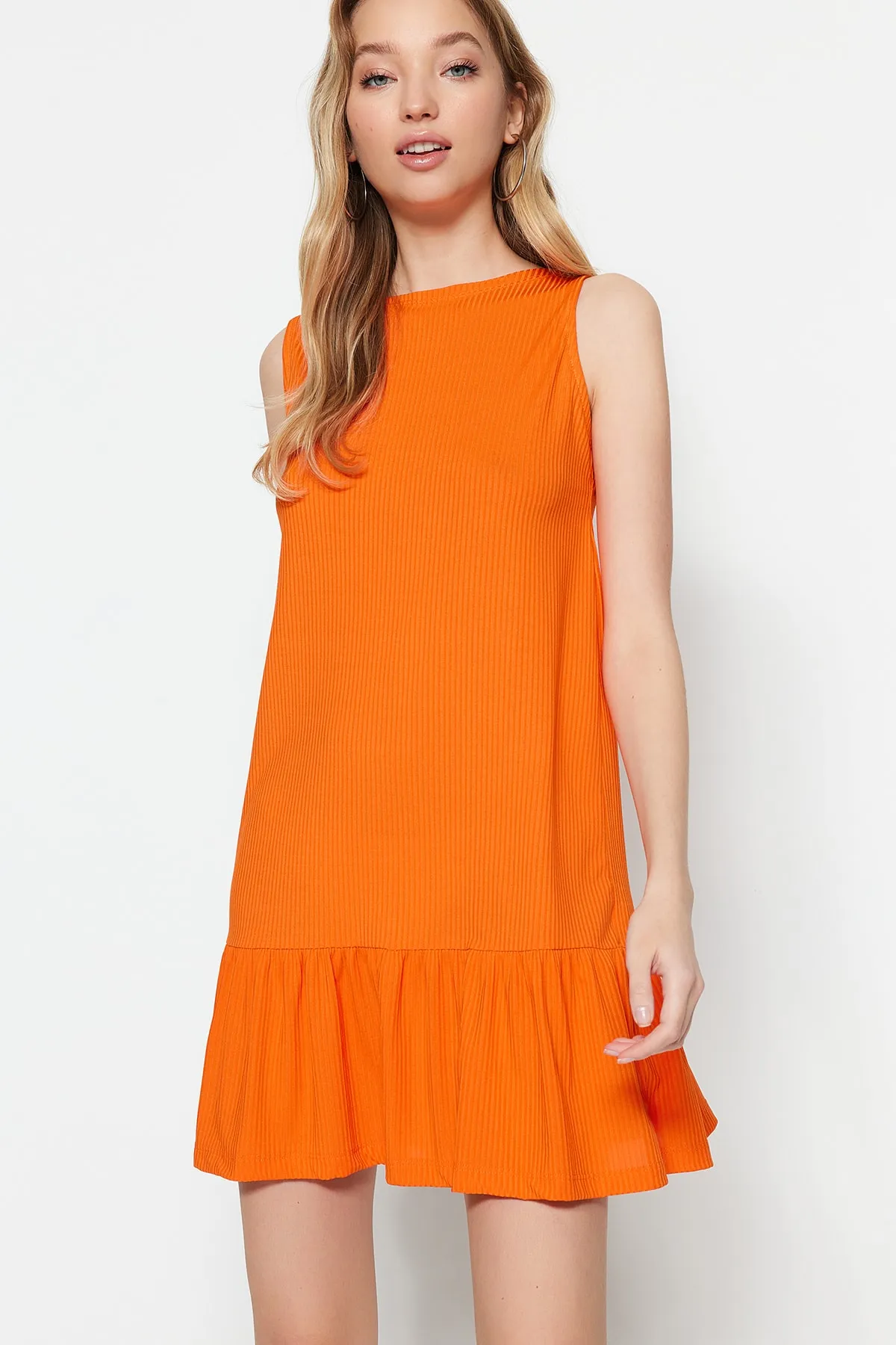 Trendyol Collection  Orangefarbenes Etuikleid mit Volants und geradem, geripptem Mini-Strickkleid mit Nullärmeln TWOSS22EL0794