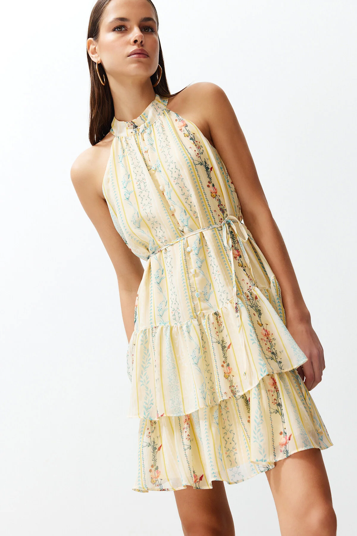 Trendyol Collection  Gelbes mehrlagiges A-Linien-/Glockenform-Minikleid mit Futter aus Webstoff mit Blumendruck TWOSS23EL02056