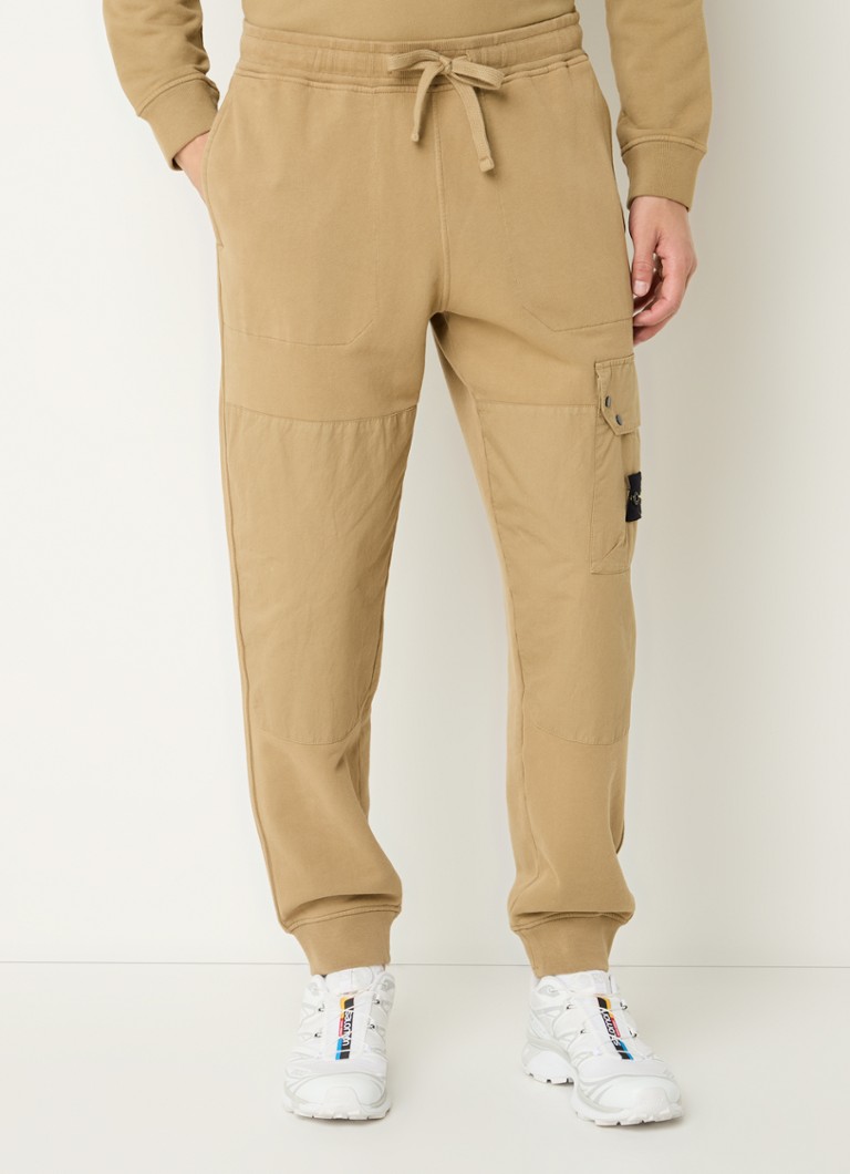 Stone Island 64020 sašaurinātas piegriezuma sporta bikses ar vārstu kabatu un logotipu