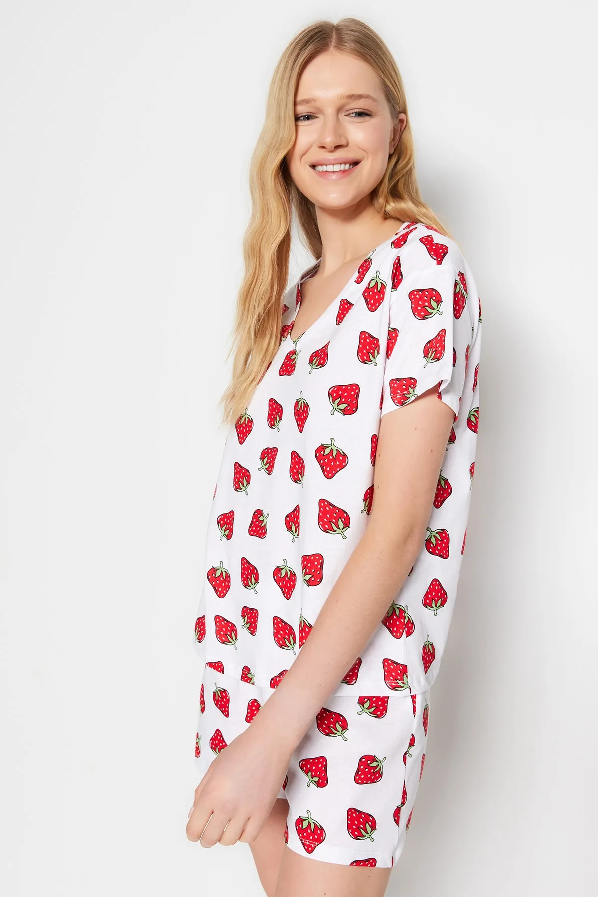 Trendyol Collection  Weißes gestricktes Pyjama-Set mit T-Shirt und Shorts aus 100 % Baumwolle mit Erdbeermuster THMSS23PT00013