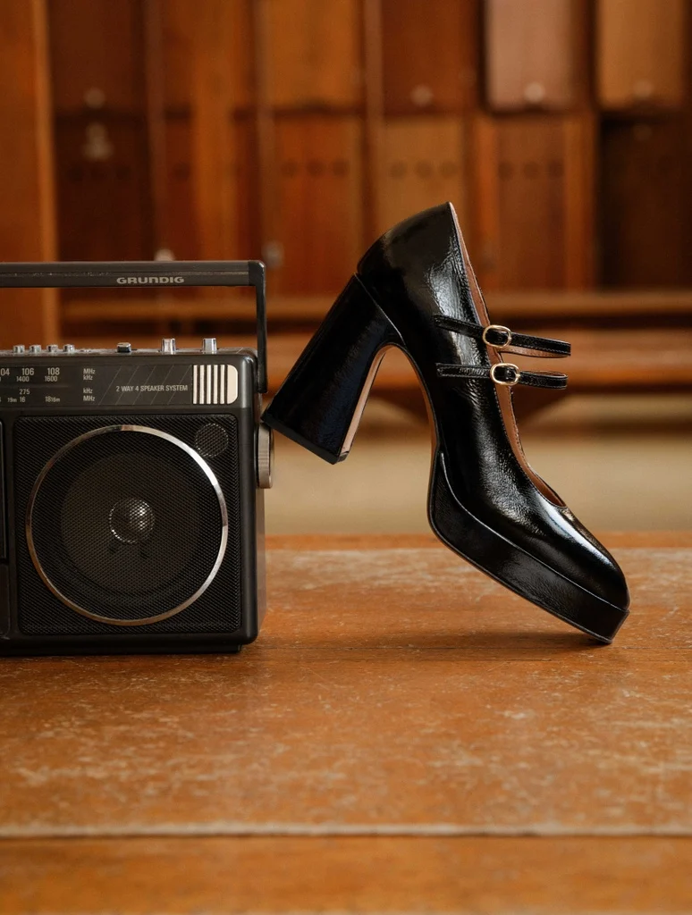 Louise - Noir Vinyl