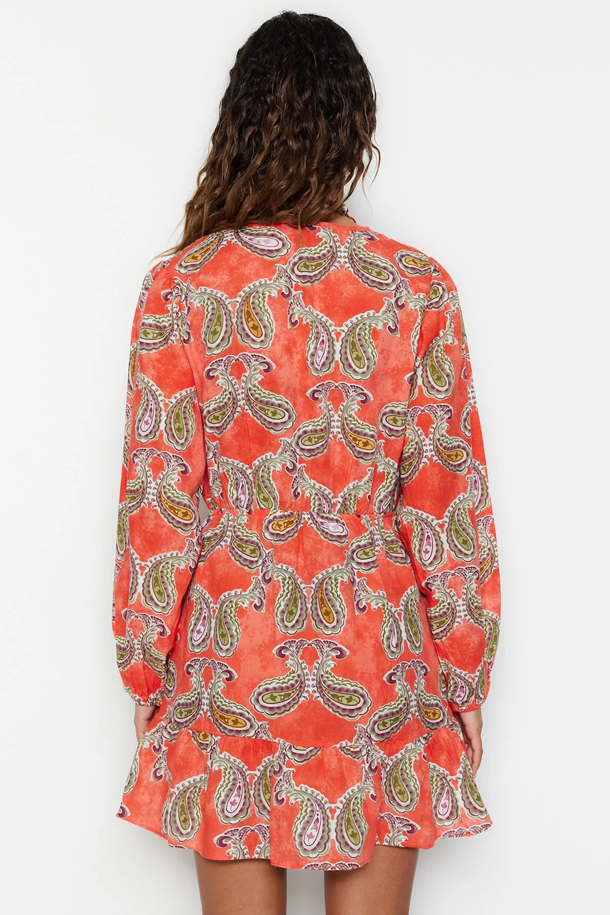 Trendyol Collection  Gewebtes, gerüschtes Mini-Strandkleid aus 100 % Baumwolle mit Paisley-Muster TBESS23EL00028