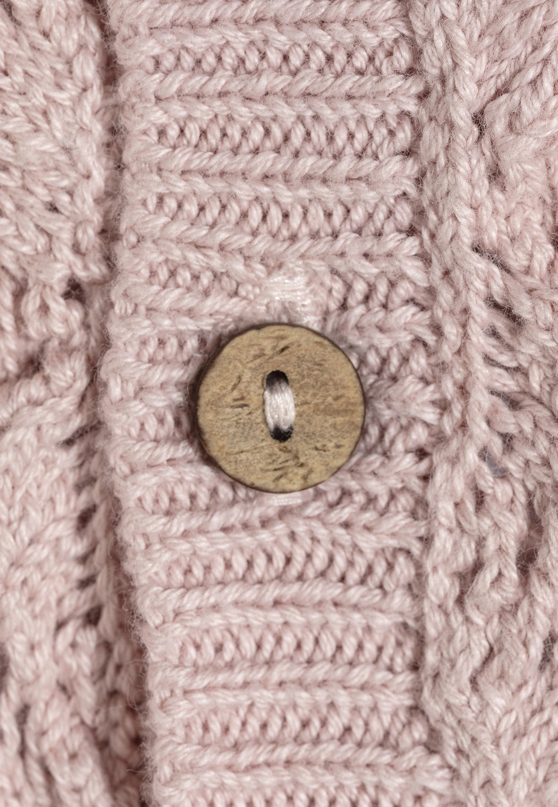 Strickjacke mit Kokosnuss-Knöpfen in zartrosa
