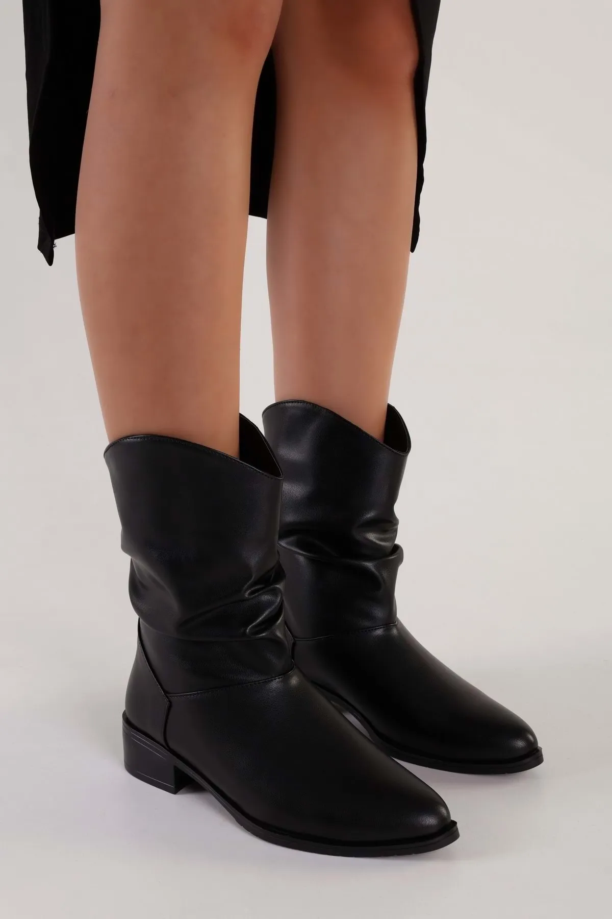 Shoeberry  Damen Archie Black Skin Bellows Stiefel mit flachem Absatz Black Skin