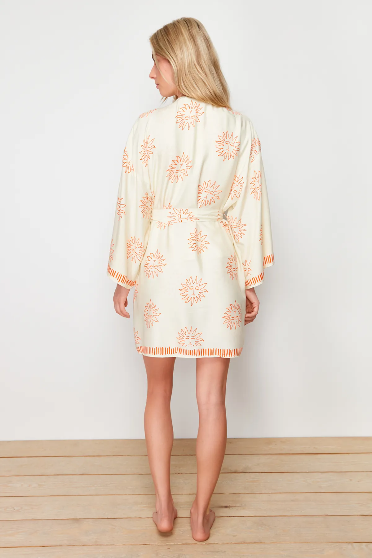 Trendyol Collection  Ecru-orangefarbener Morgenmantel aus Viskosegewebe mit Galaxie-Muster THMSS24SB00013