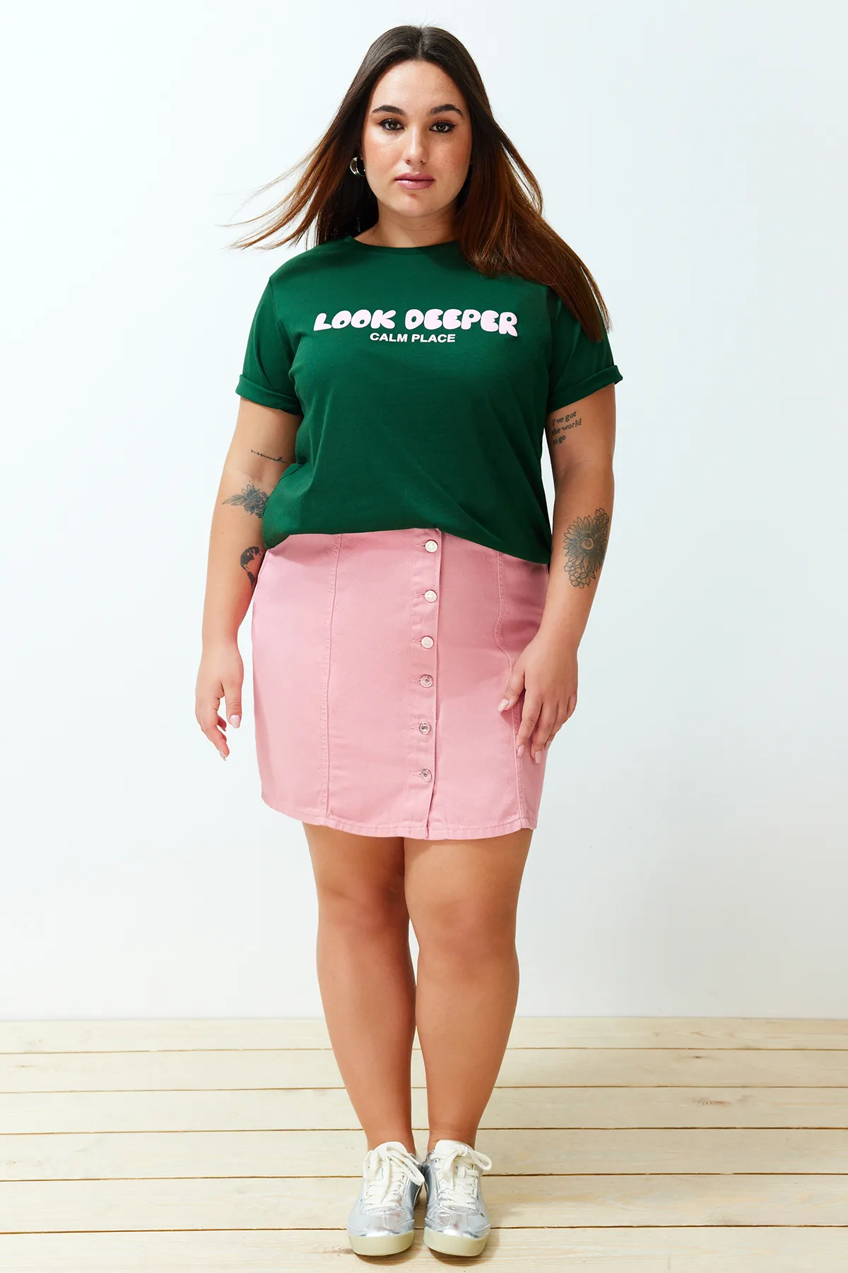 Trendyol Curve  Dunkelgrünes Boyfriend-Strick-T-Shirt mit Slogan-Print TBBSS24BF00036