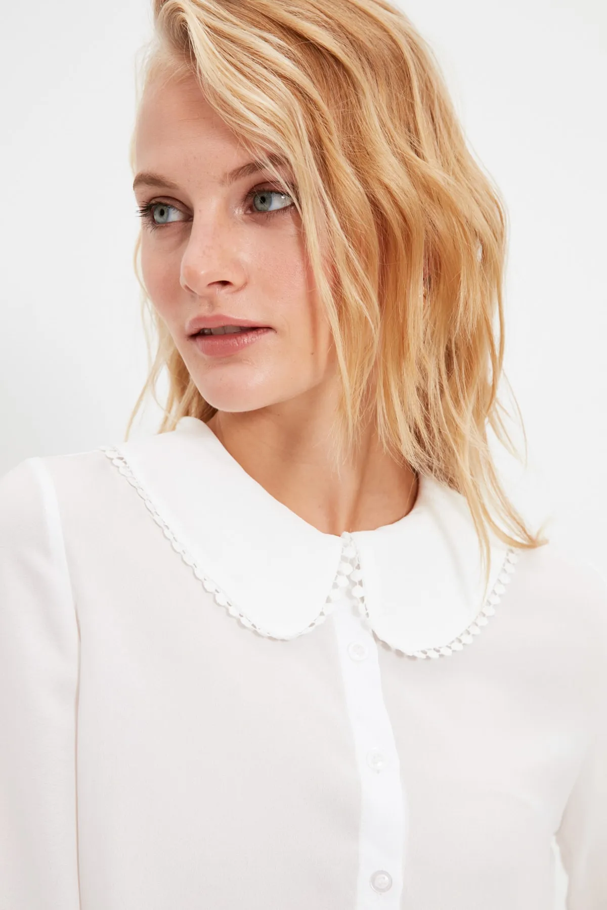 Trendyol Collection  Weißes gewebtes Hemd mit Pompom-Kragen für Babys - TWOAW21GO0717
